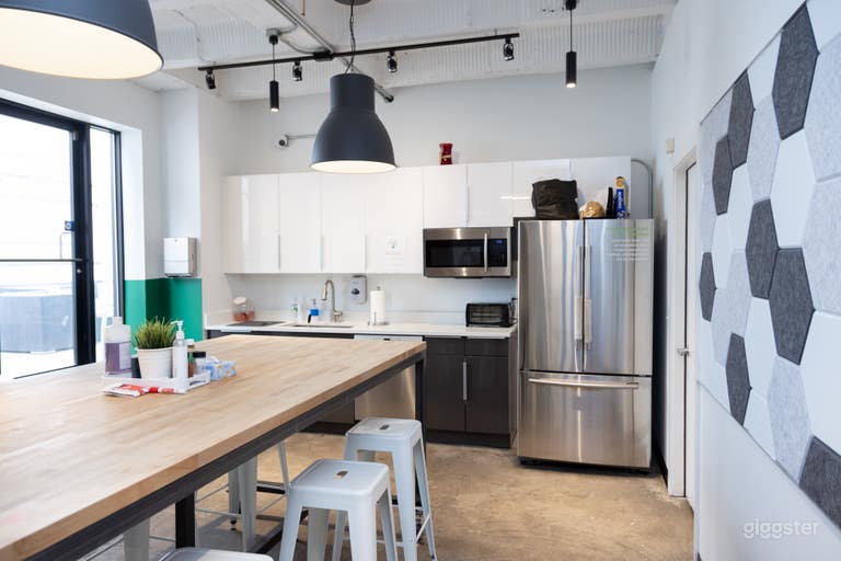  Vibrant Conference Room in the Heart of Wicker Park 