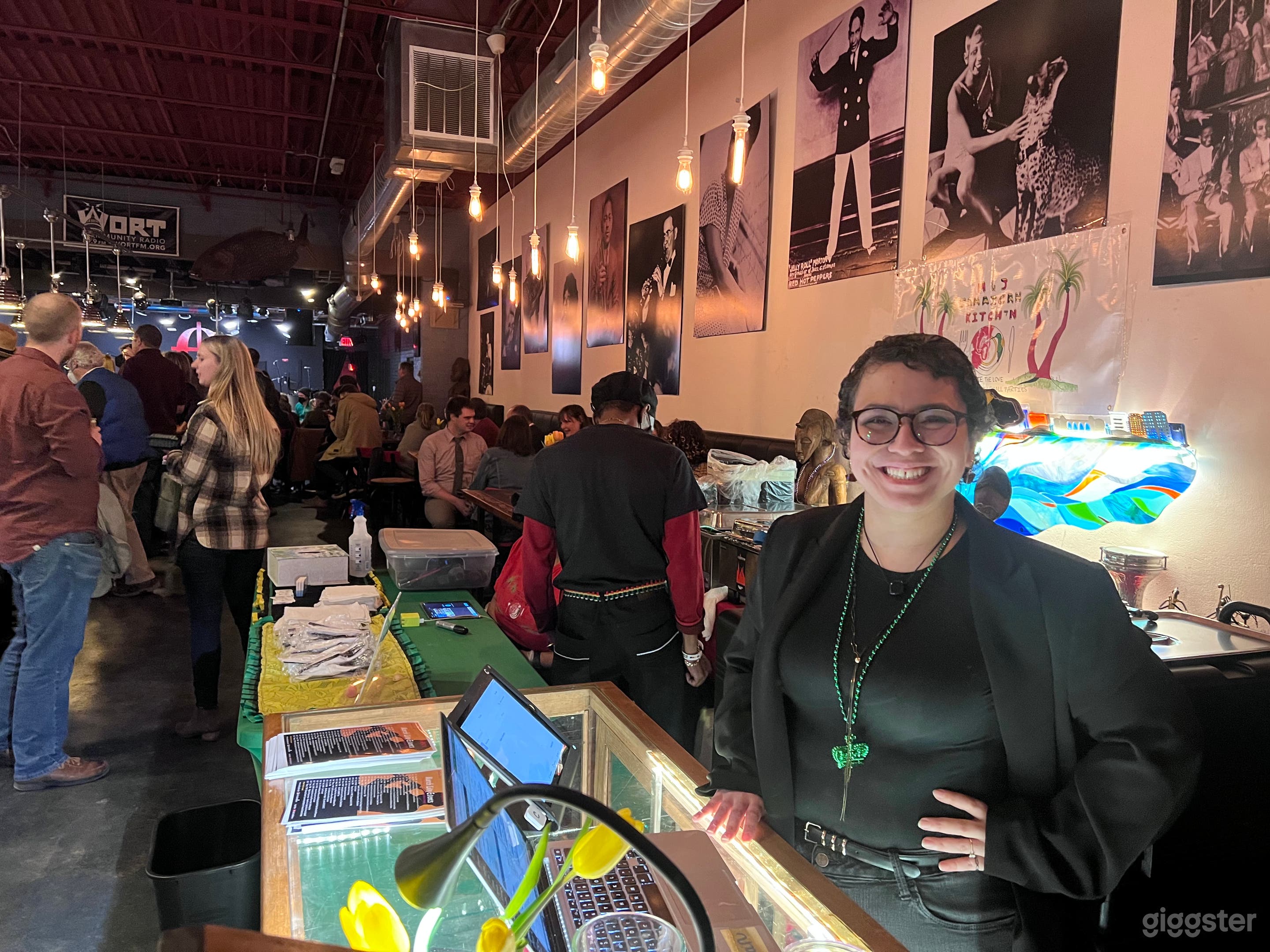 Entry with a big table to display merchandise.