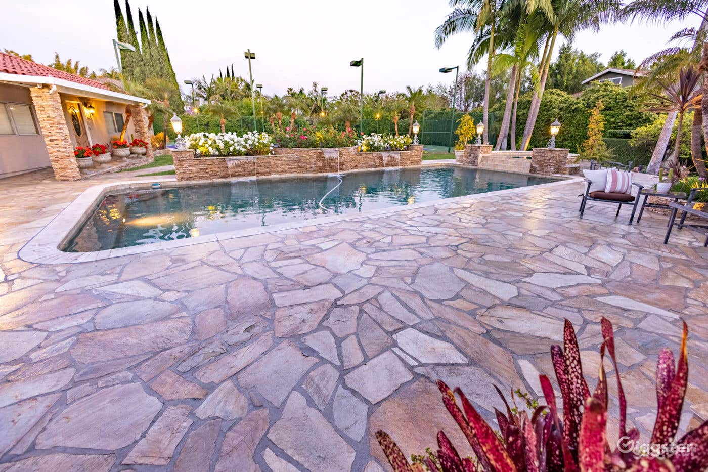 Extraordinary Swimming Pool  Photo 2