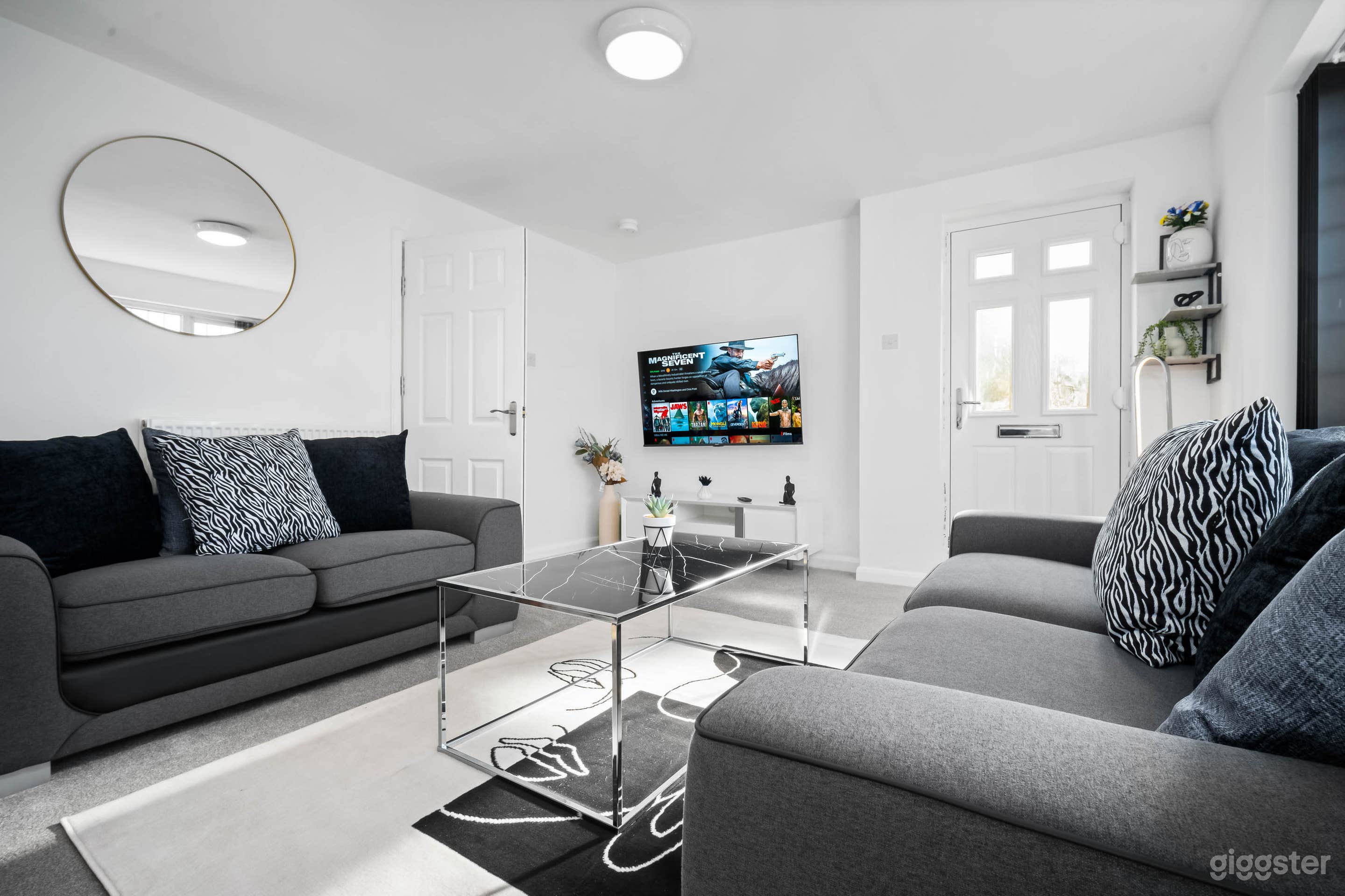 Luxurious and Spacious w/ Hot Tub and Massage Beds Photo 3