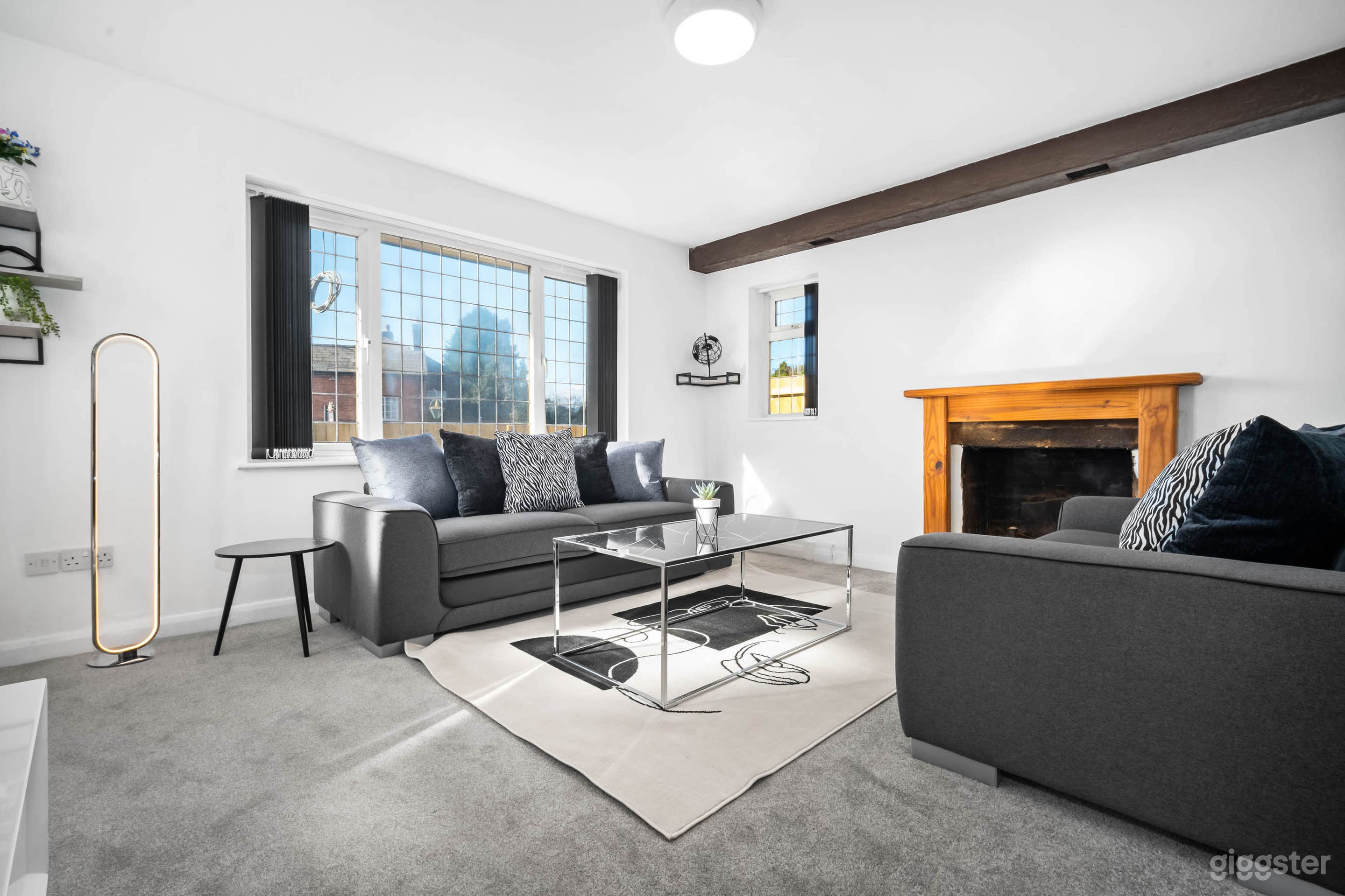 Luxurious and Spacious w/ Hot Tub and Massage Beds Photo 4