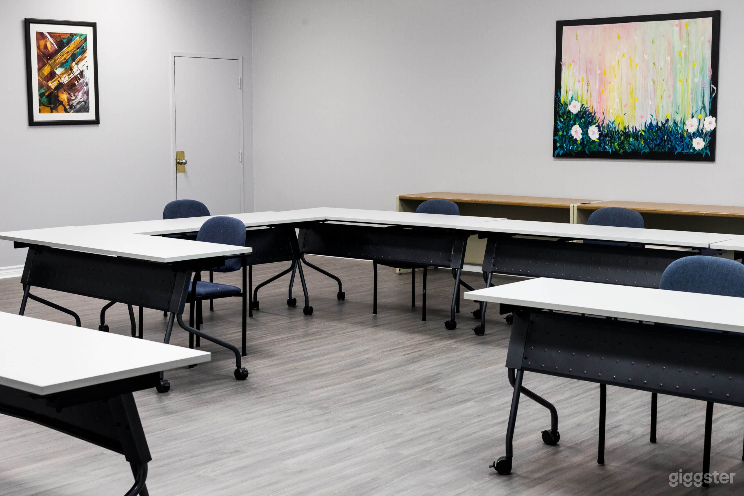 Large "Seminar Room" Photo 2