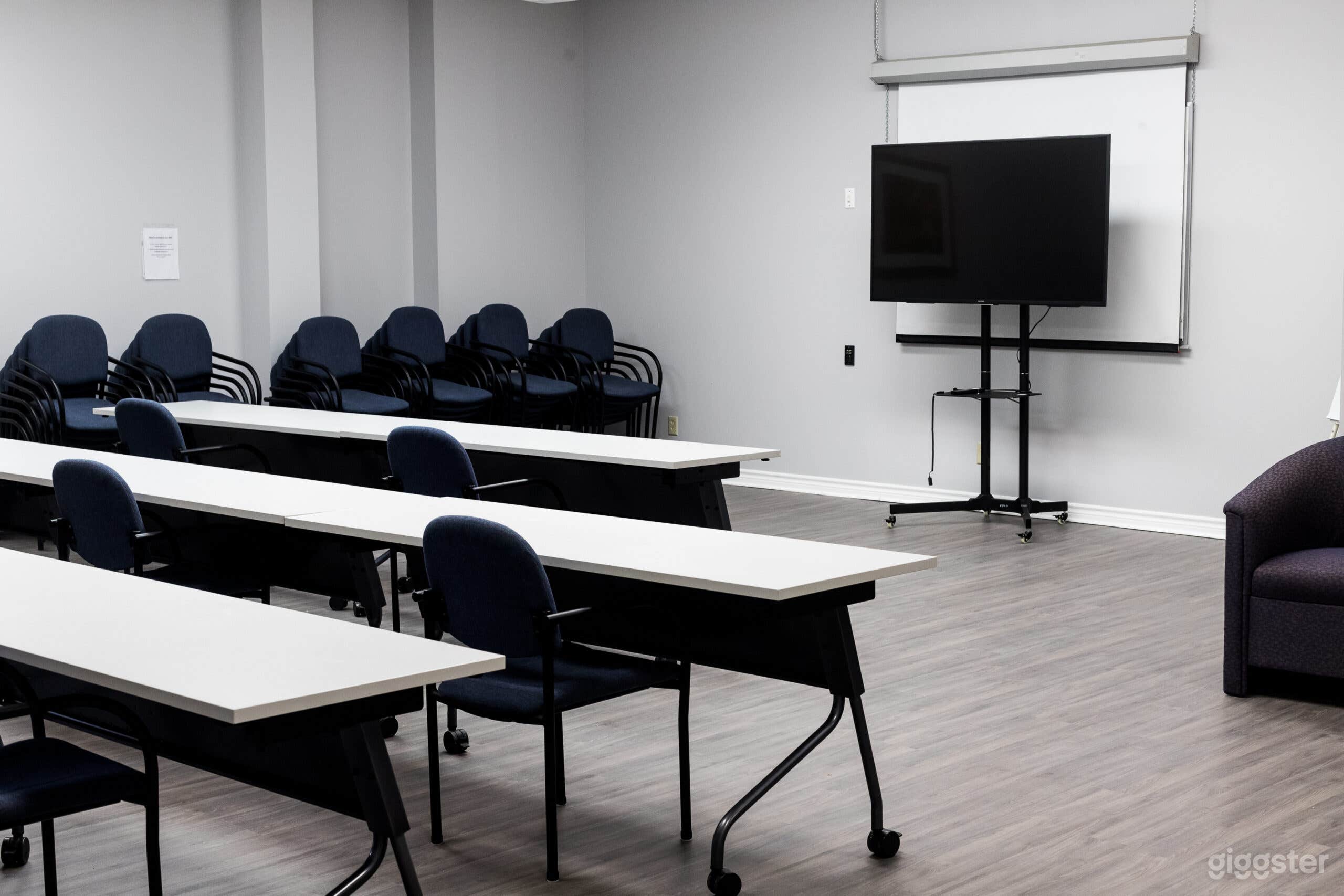 Large "Seminar Room" Photo 1