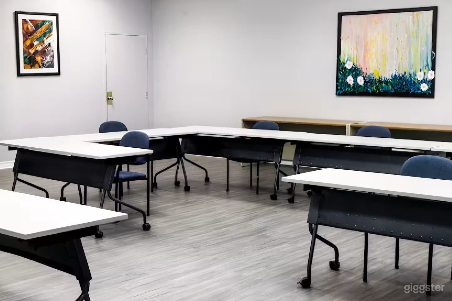 Large "Seminar Room" Photo 3