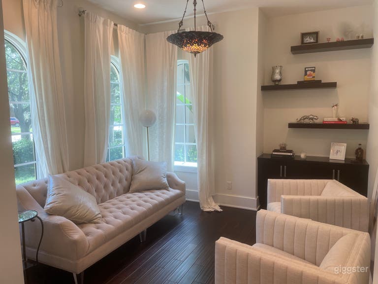  Conversation room near entrance 