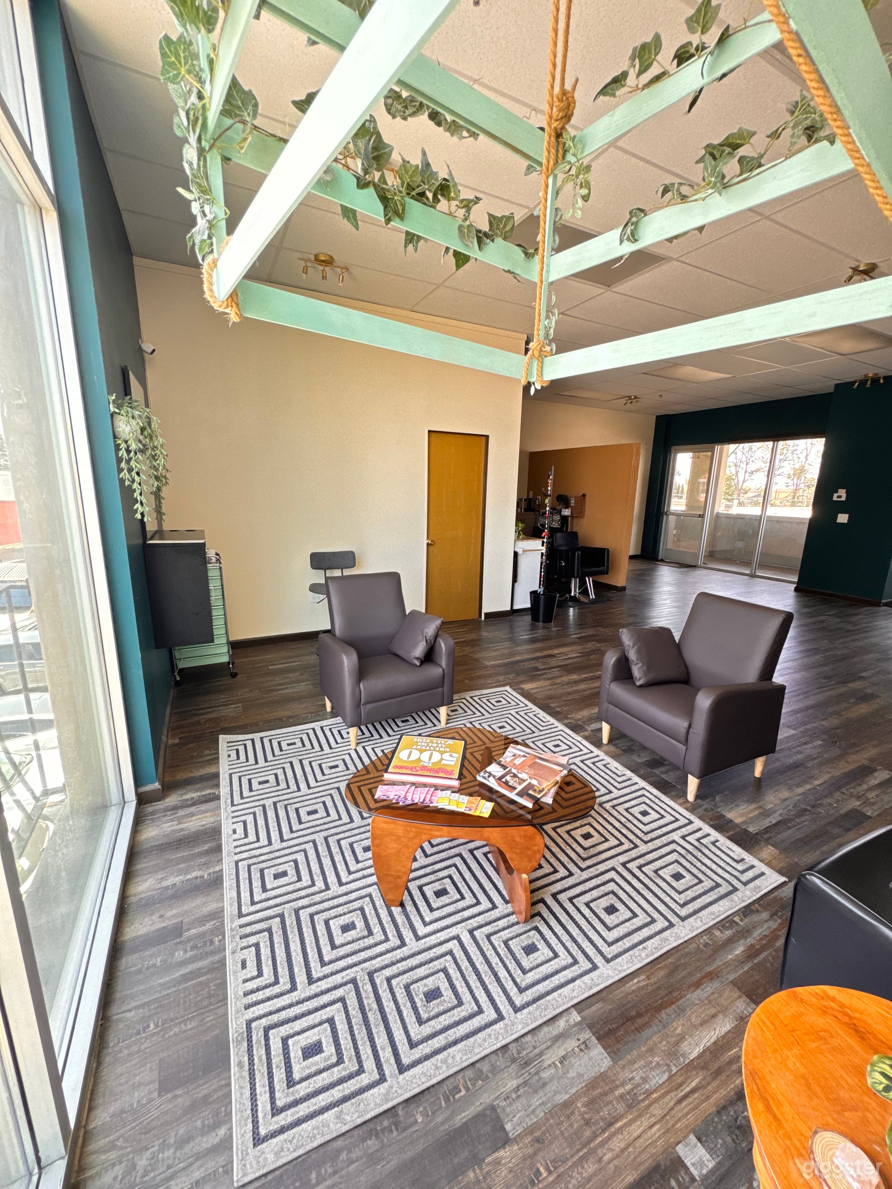 New / Neo-Futurist full salon in Inglewood CA Photo 3