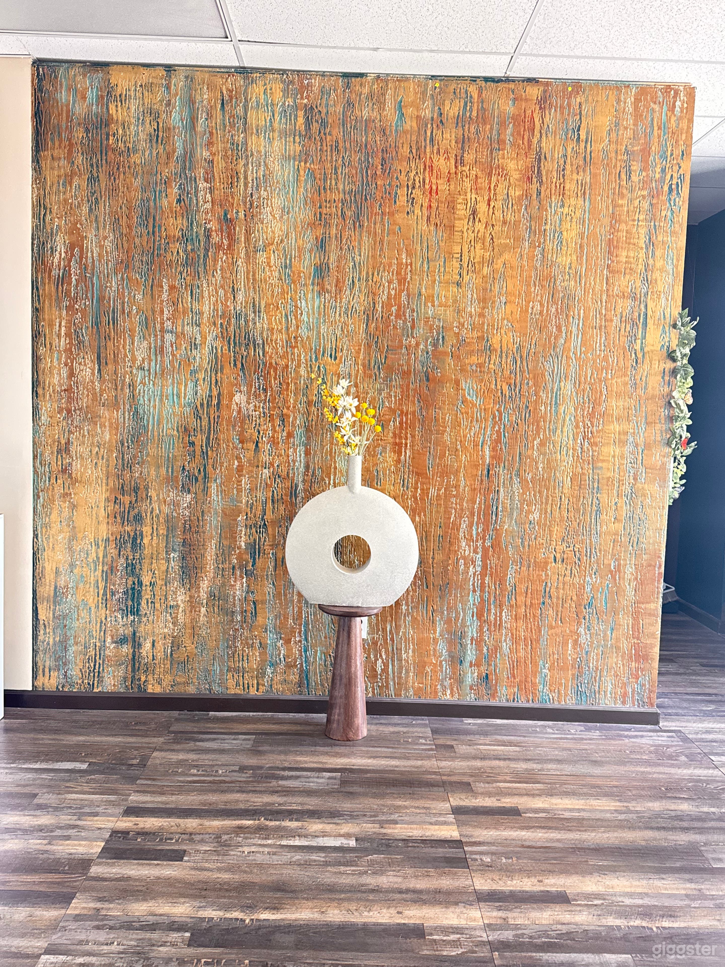 New / Neo-Futurist full salon in Inglewood CA Photo 4