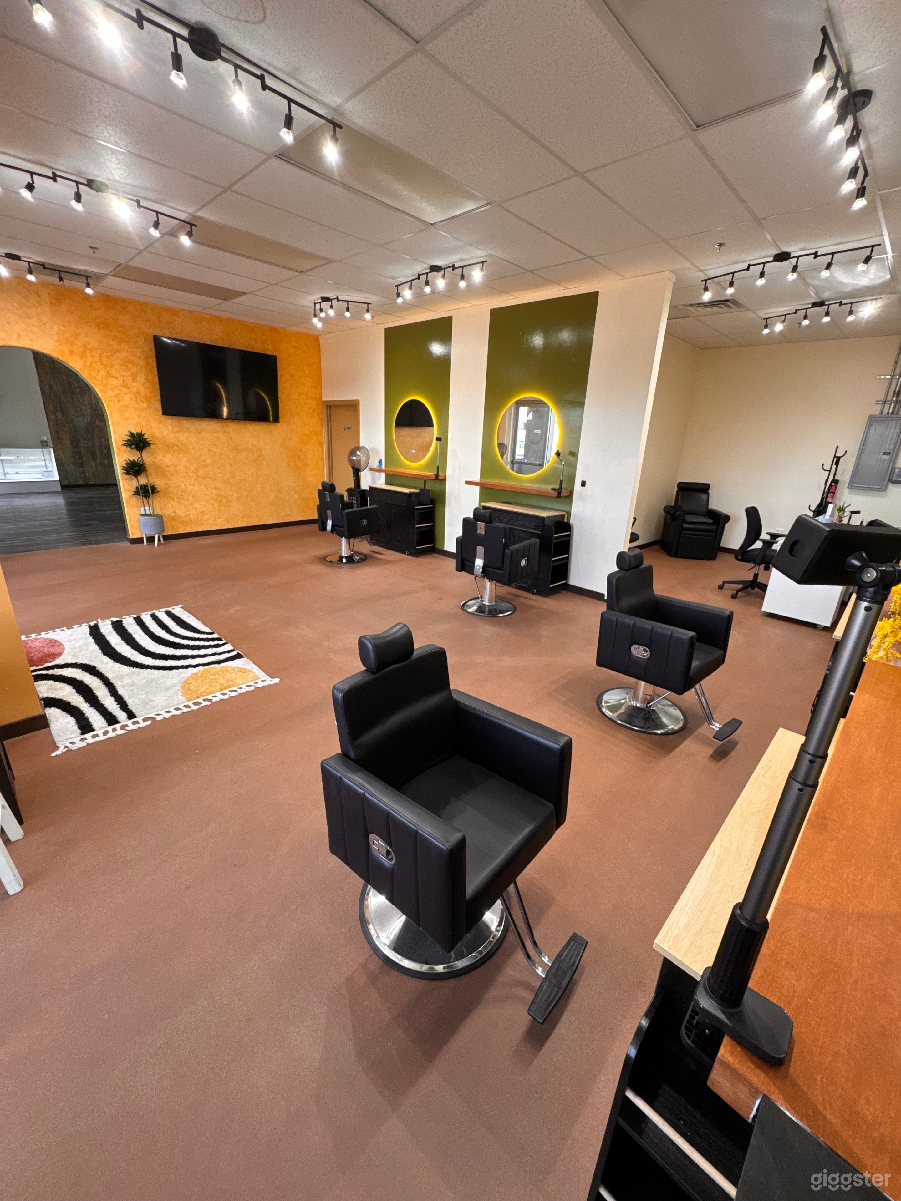 New / Neo-Futurist full salon in Inglewood CA Photo 2