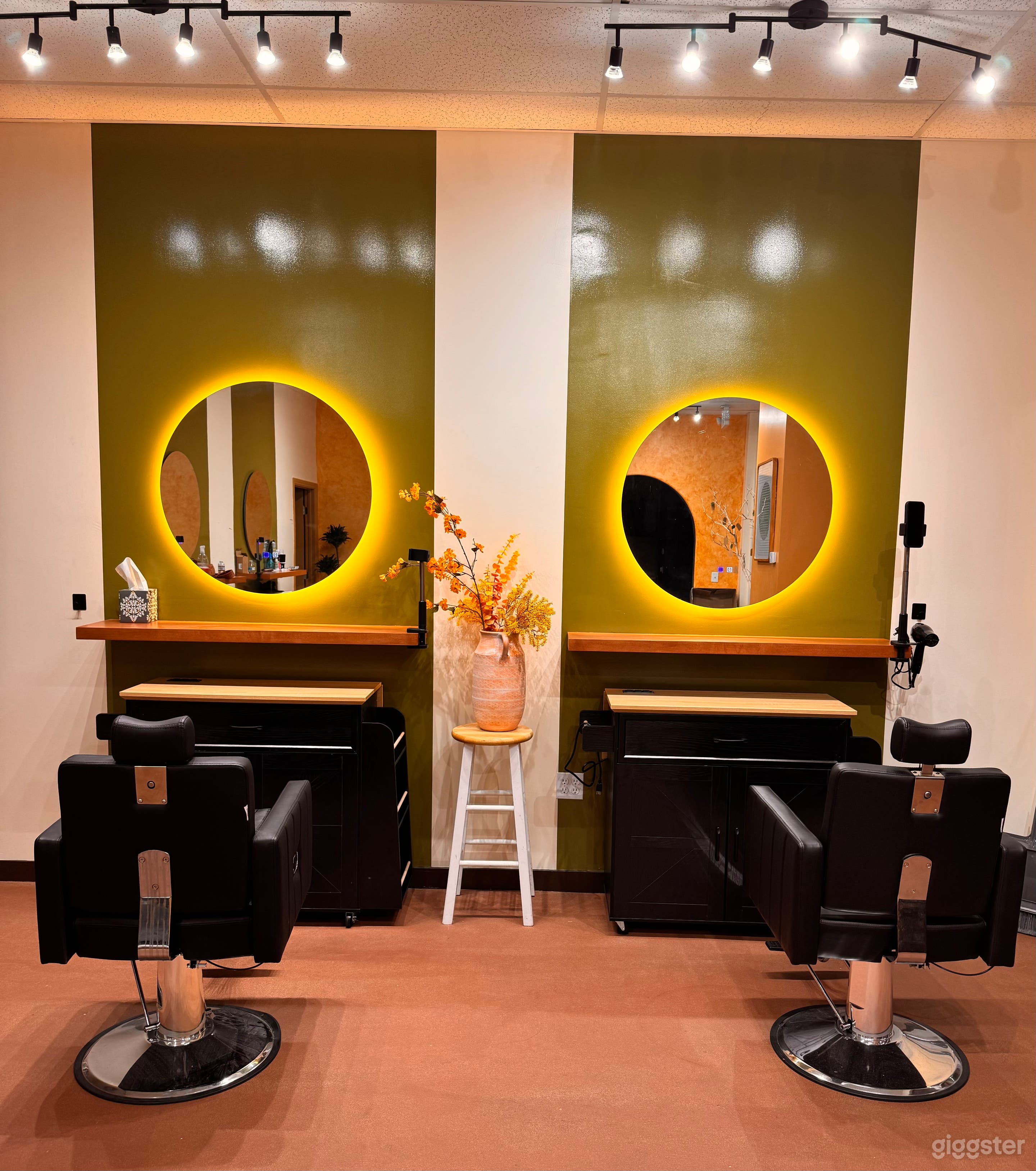 New / Neo-Futurist full salon in Inglewood CA Photo 1