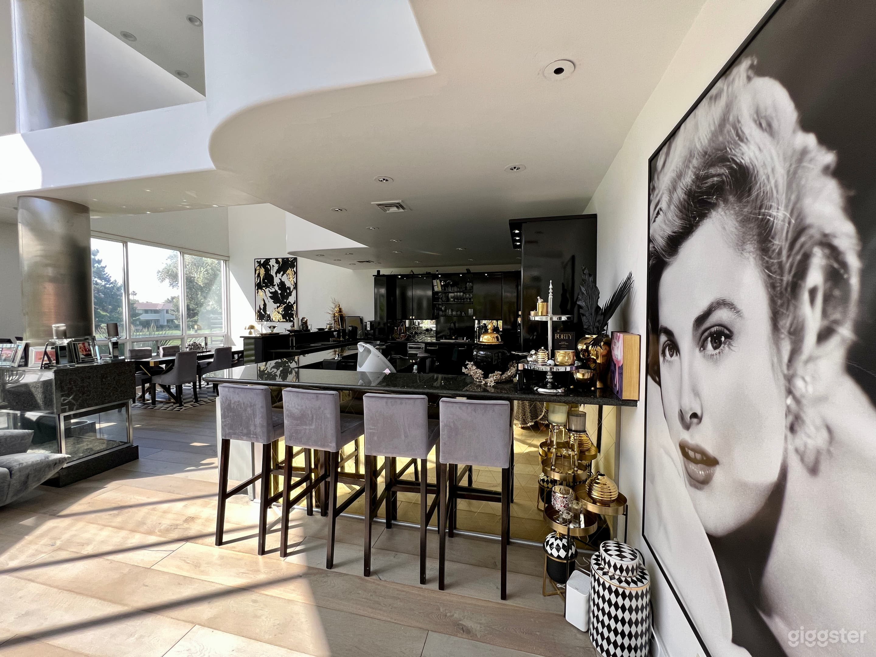 Huge Show kitchen &amp; bar 