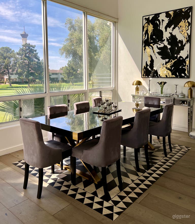  Dining area and table for 6-10 people  