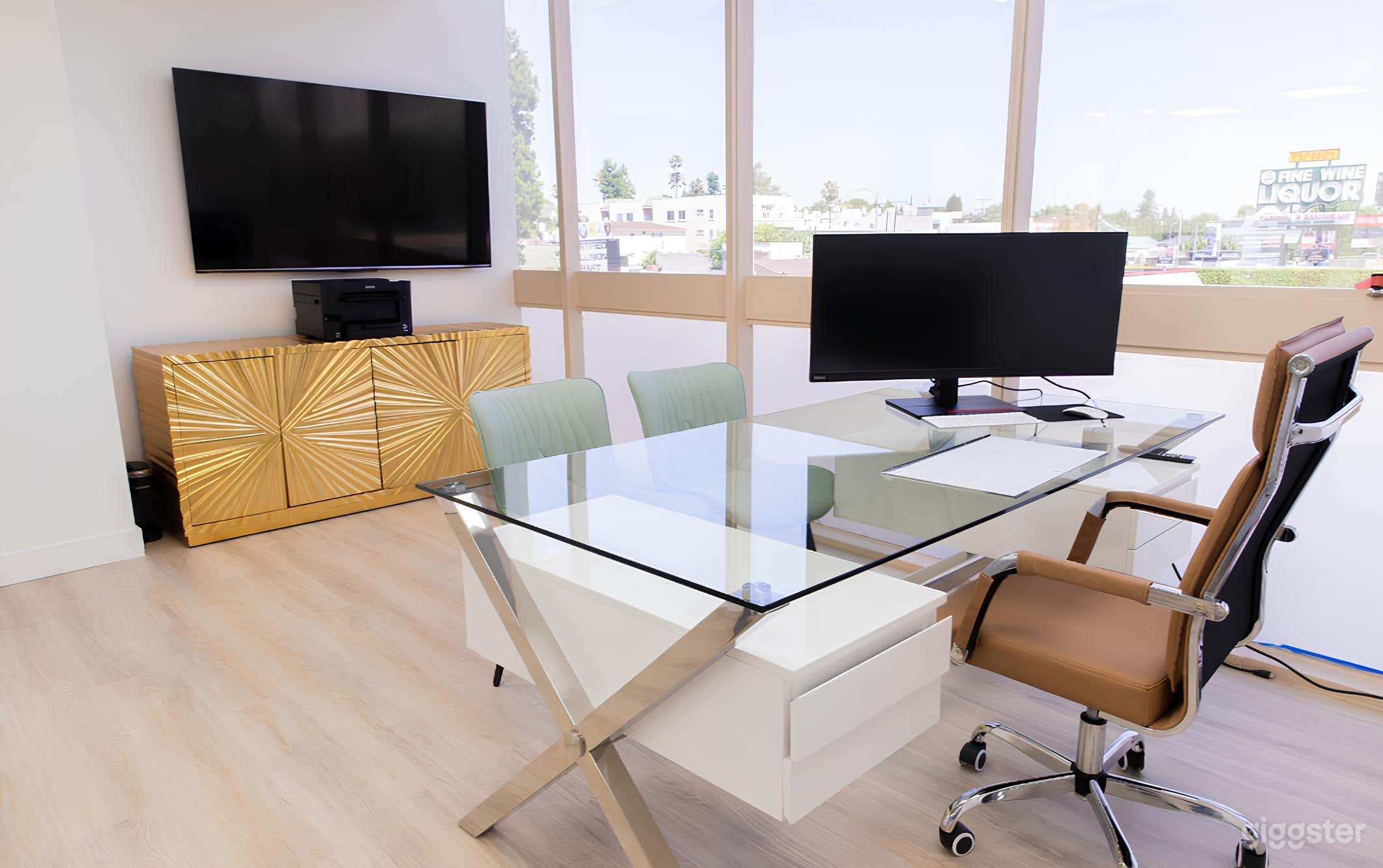 Beautiful Office Space with Natural Light Photo 4