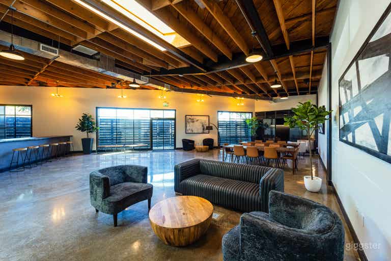  FLEXIBLE COLLABORATIVE BAR/CAFE SPACE 