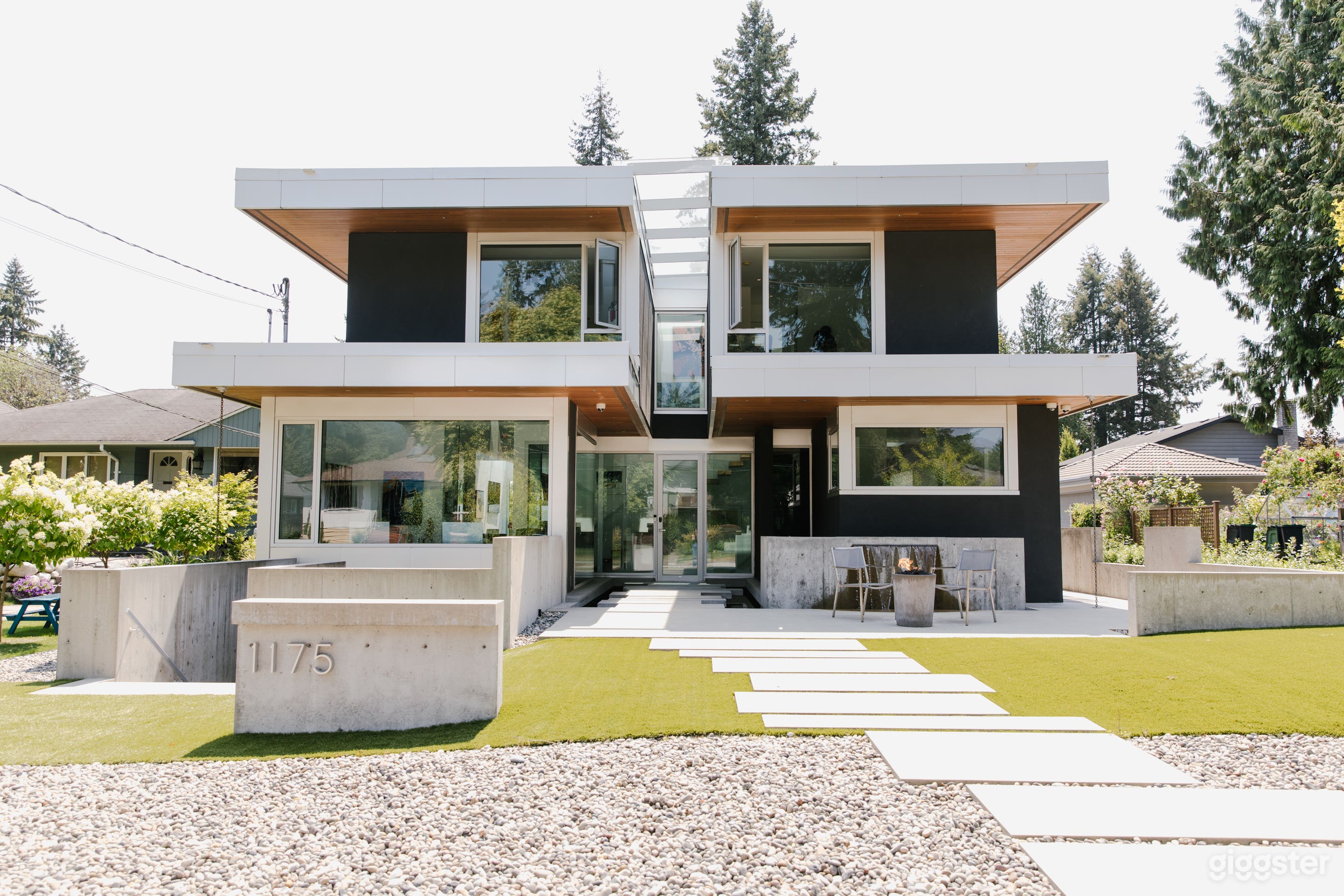 Modern Bright Home Photo 1