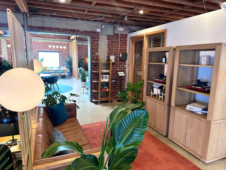  Relaxing Lounge w/ Picnic Tables, LED screen 