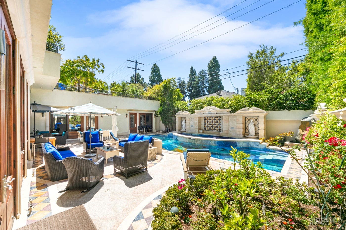 Luxurious Swimming Pool with Lounge Area Photo 3