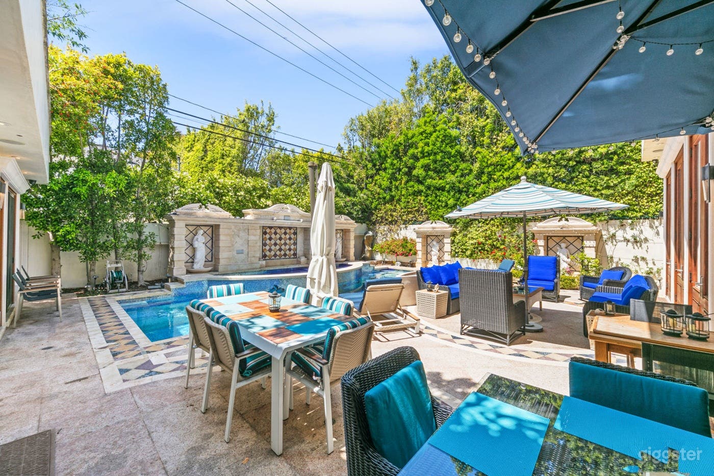 Luxurious Swimming Pool with Lounge Area Photo 2