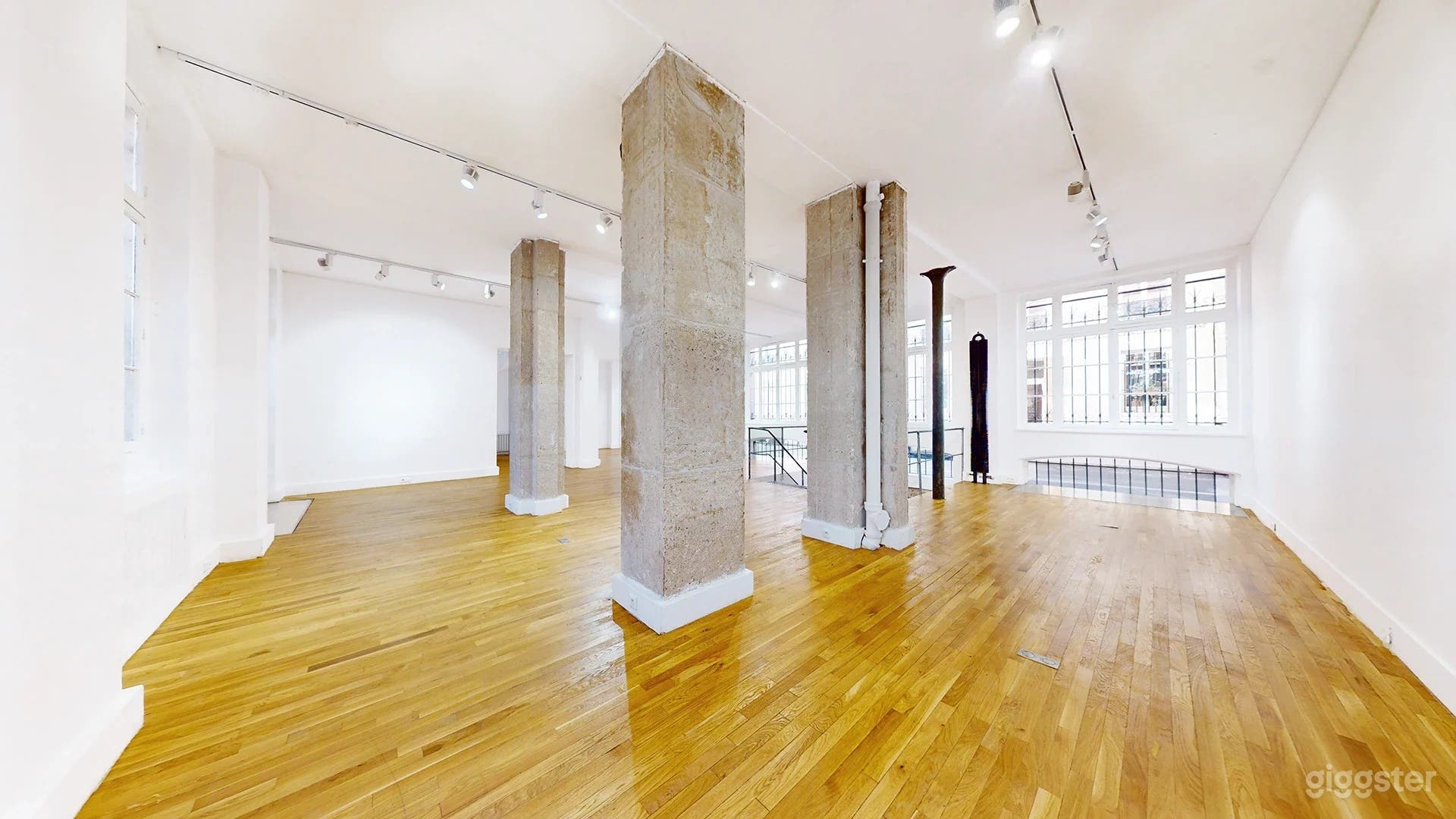 Photo de Galerie élégante sur trois niveaux et espace créatif 4