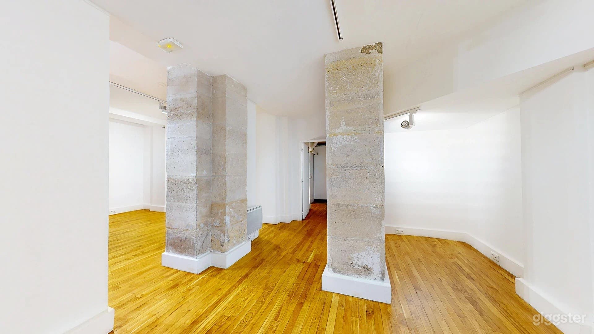 Photo de Galerie élégante sur trois niveaux et espace créatif 3