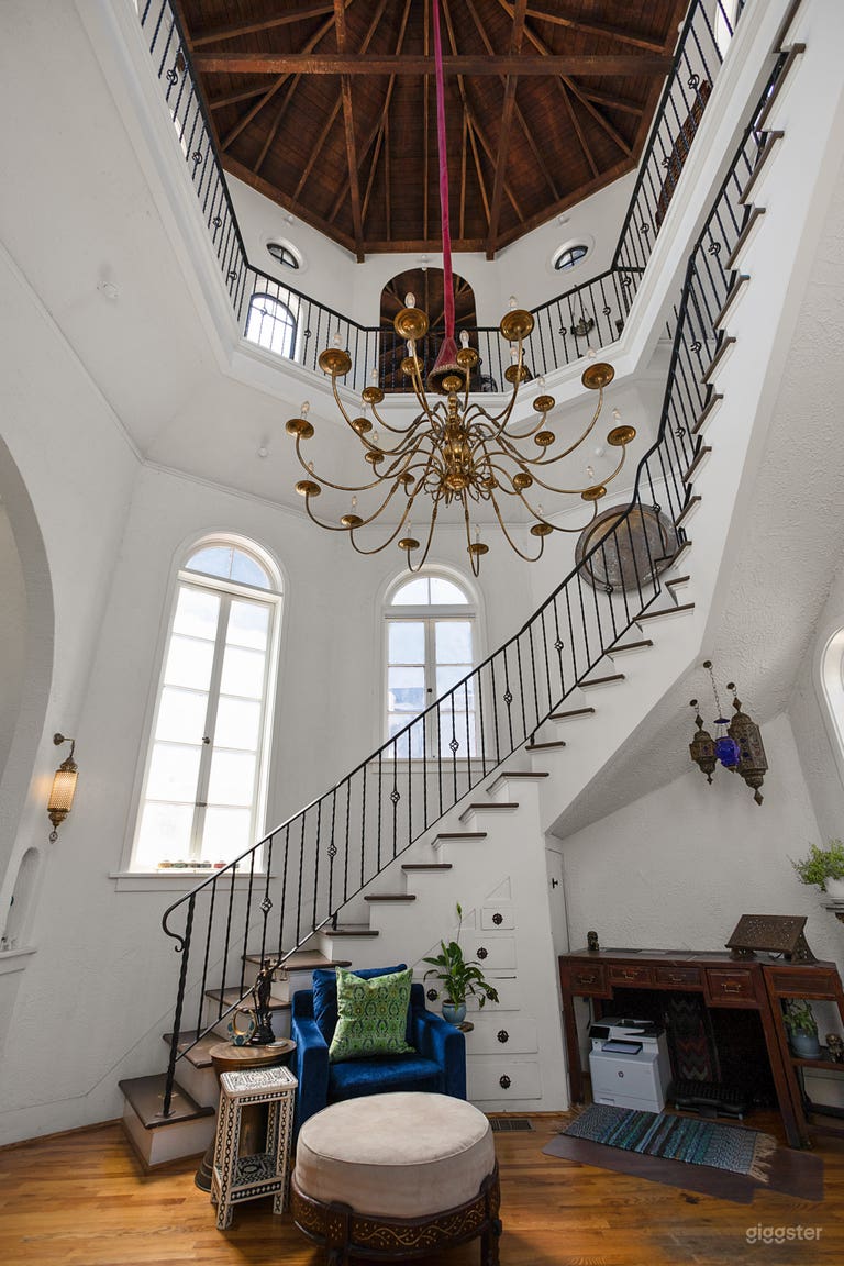  Escalier en colimaçon de la rotonde. Le lustre en laiton est vintage et importé d'Europe par les propriétaires d'origine. 