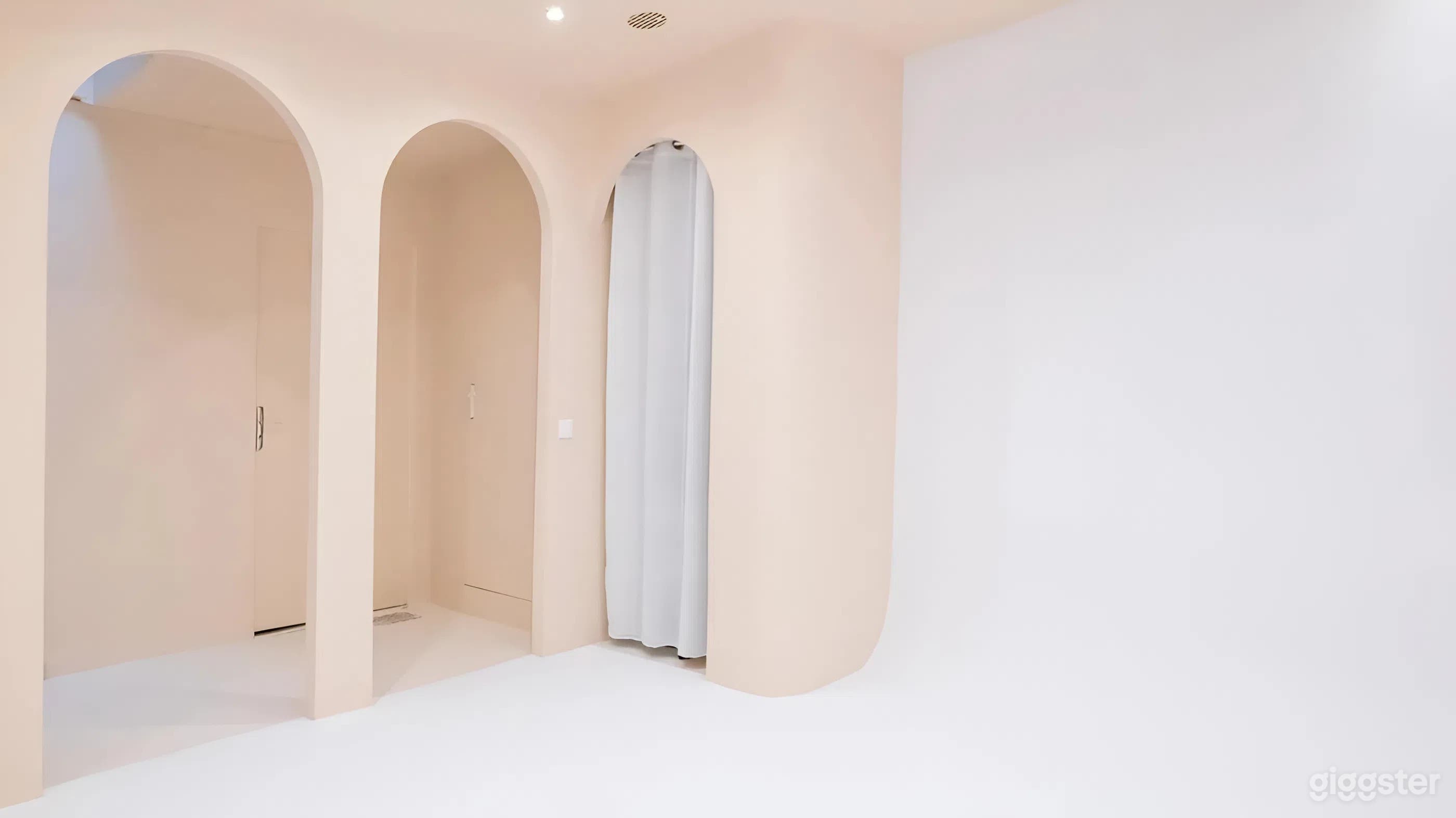 Photo de Studio photo minimaliste avec fond d'arche élégant 2