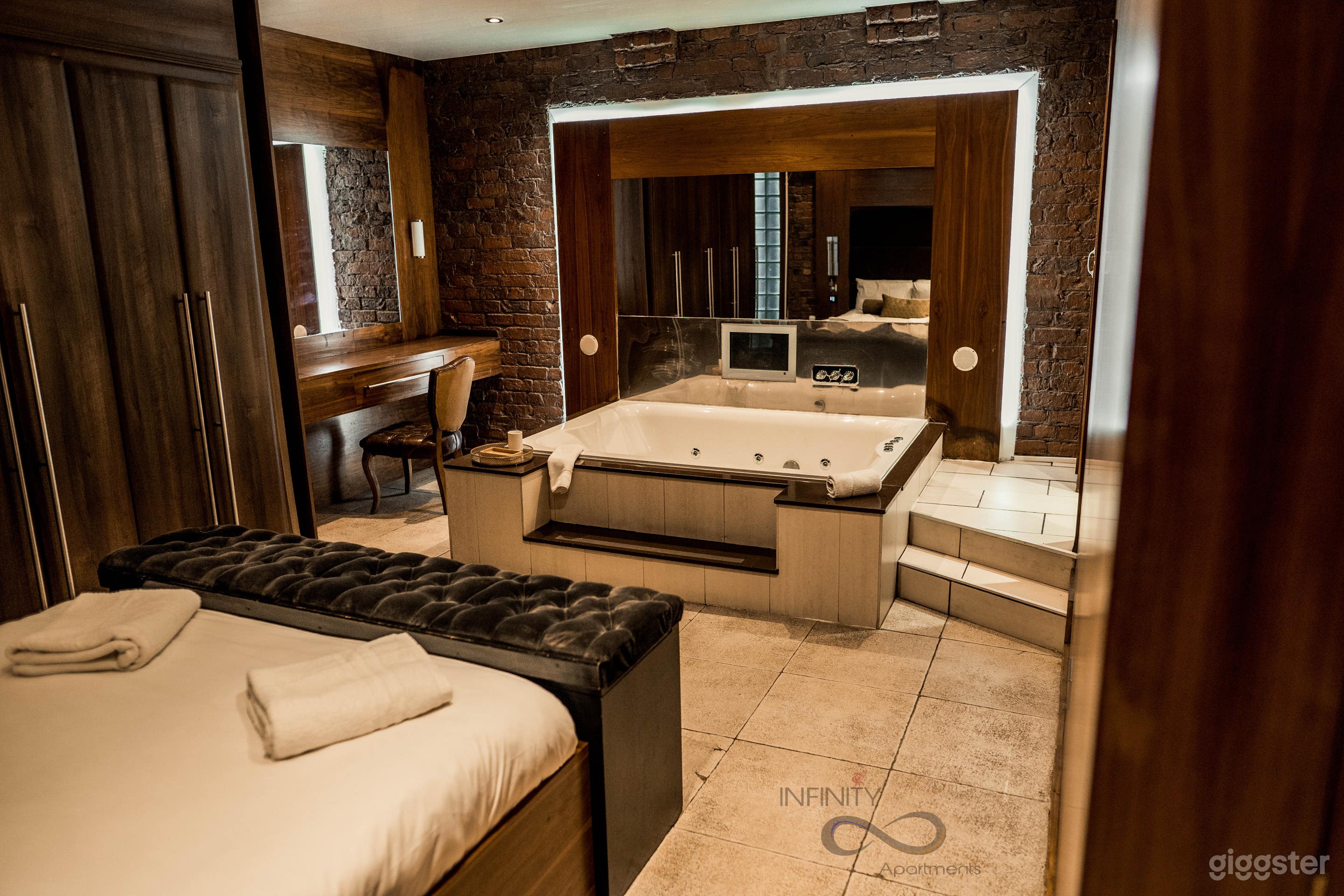 Famous and Unique Apartment with Jacuzzi spa tub Photo 4