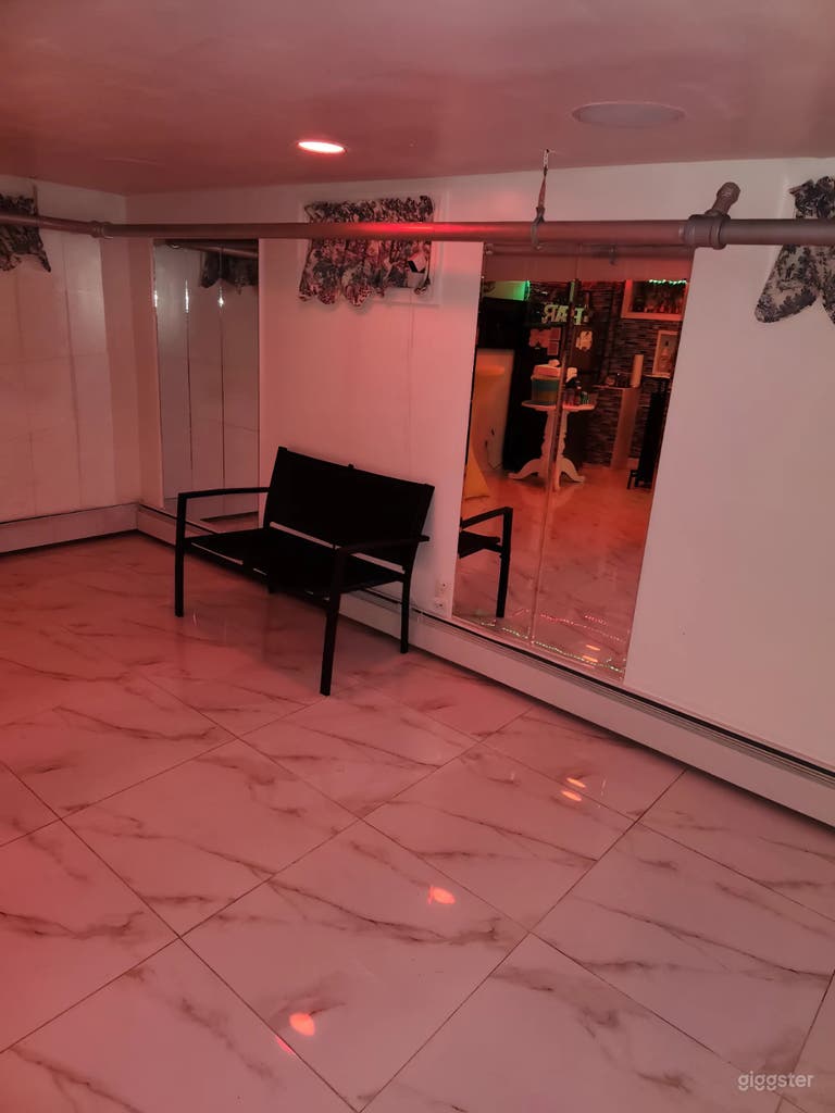  Versatile Indoor/Outdoor Event Space with Dual Bars – Perfect for Intimate Gatherings 