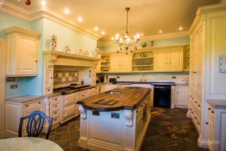  Fully Equipped Traditional Kitchen in a Mansion 