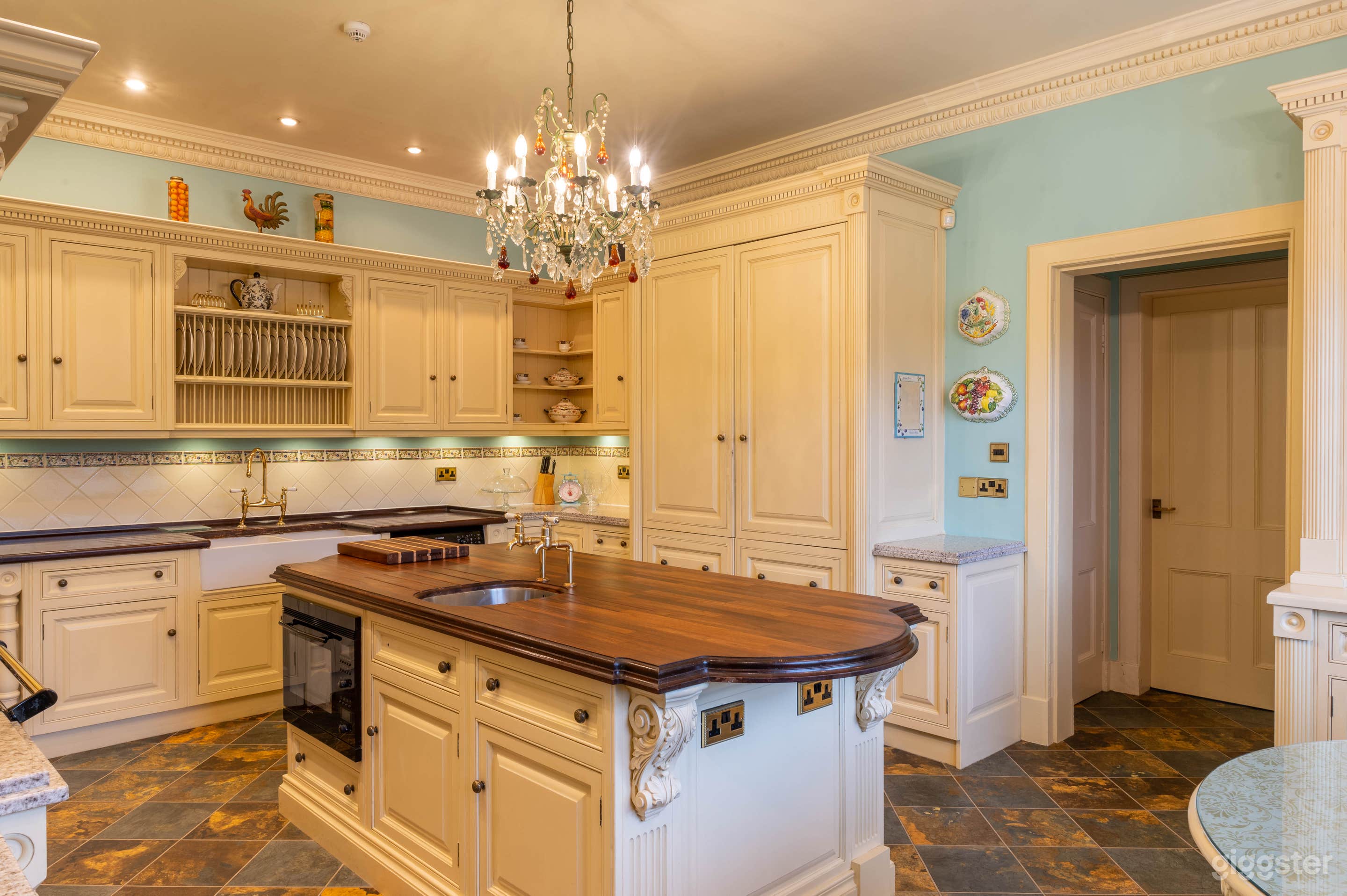 Fully Equipped Traditional Kitchen in a Mansion Photo 2