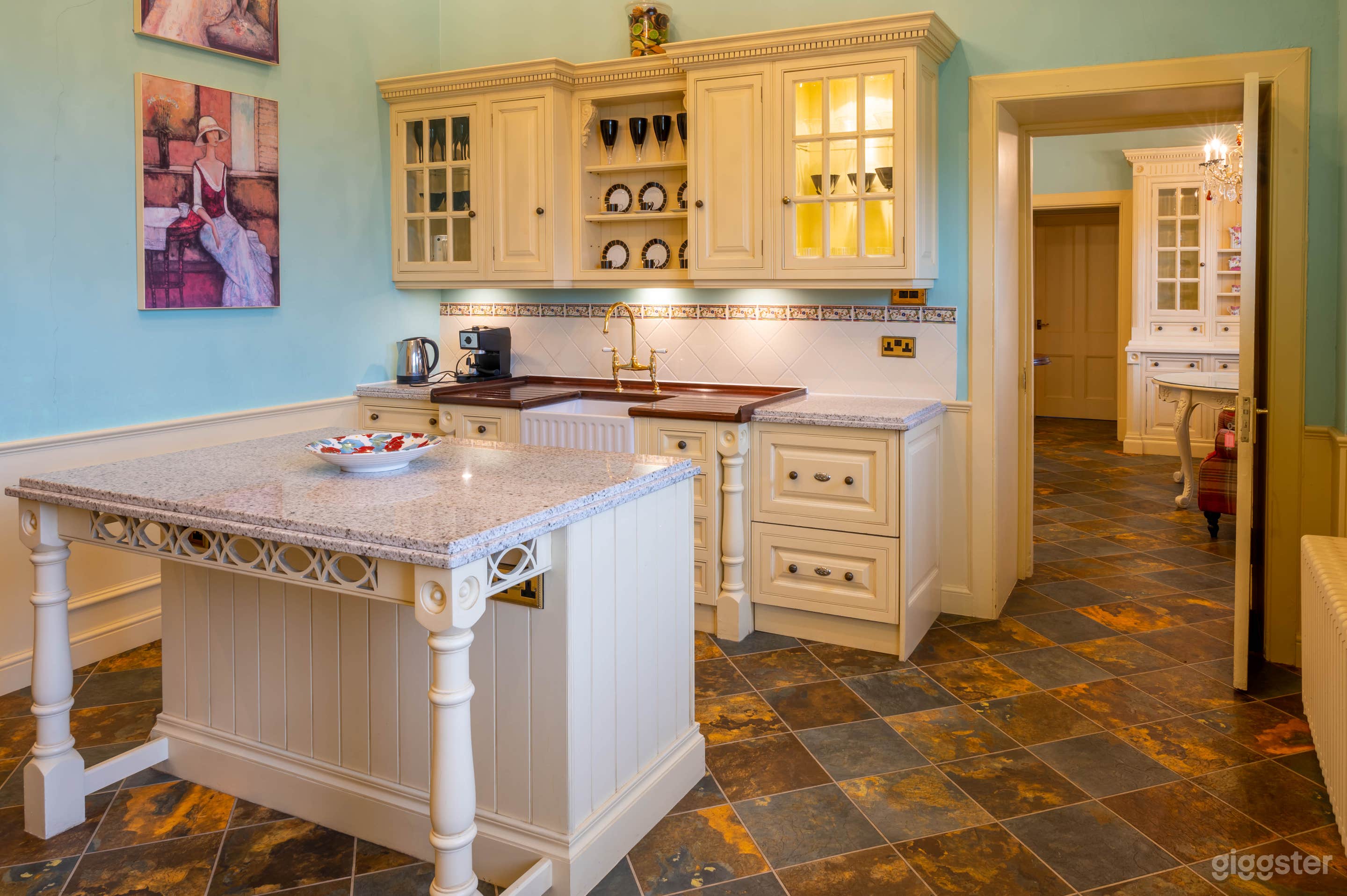 Fully Equipped Traditional Kitchen in a Mansion Photo 3