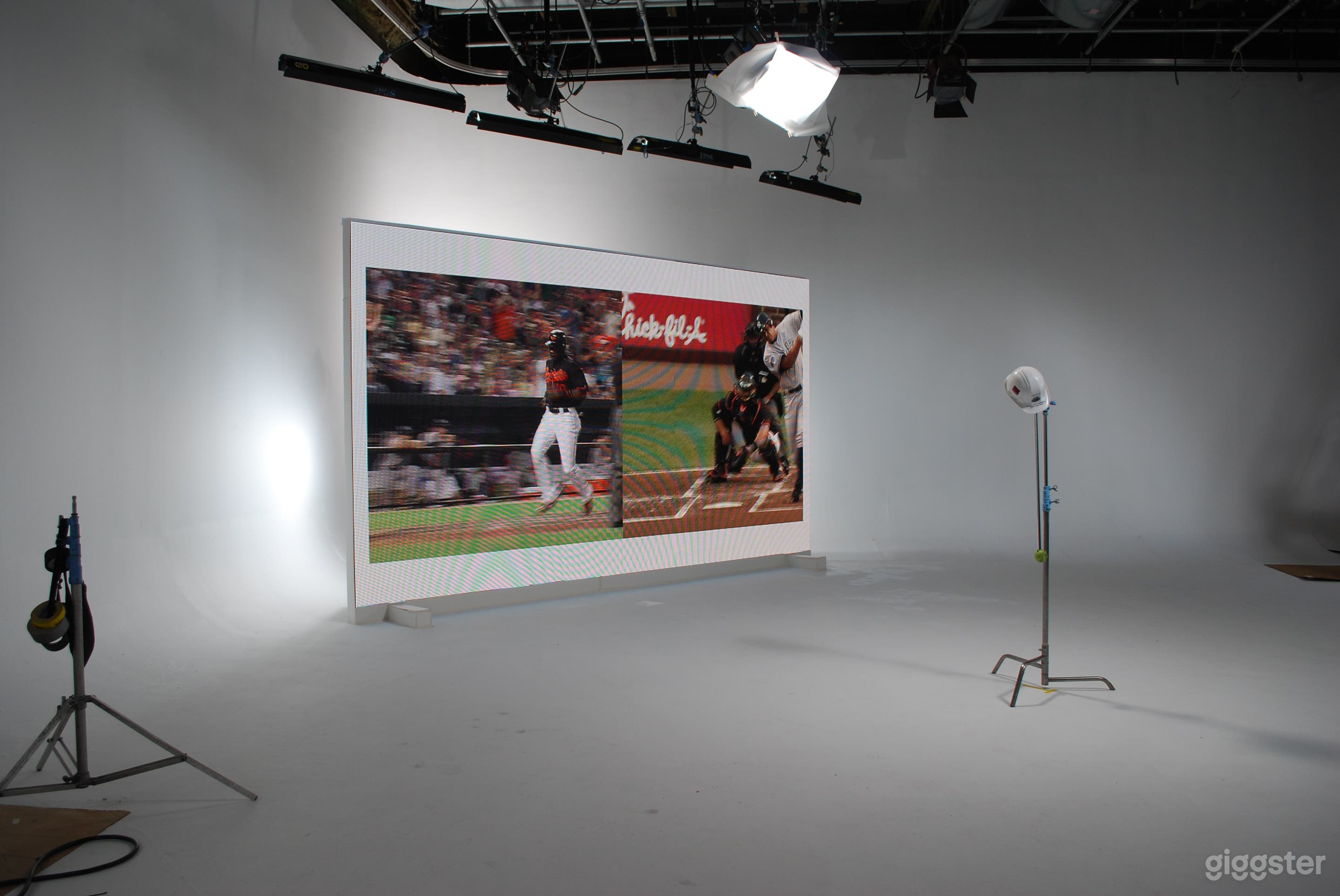 SOUNDSTAGE W/ CYC WALL Photo 2