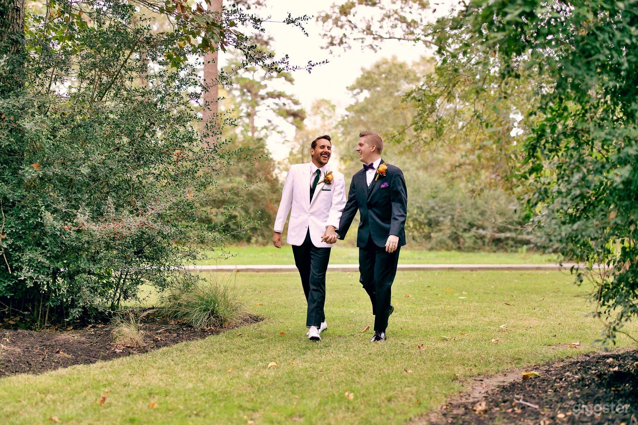 Serene Countryside with Picturesque Views Photo 3