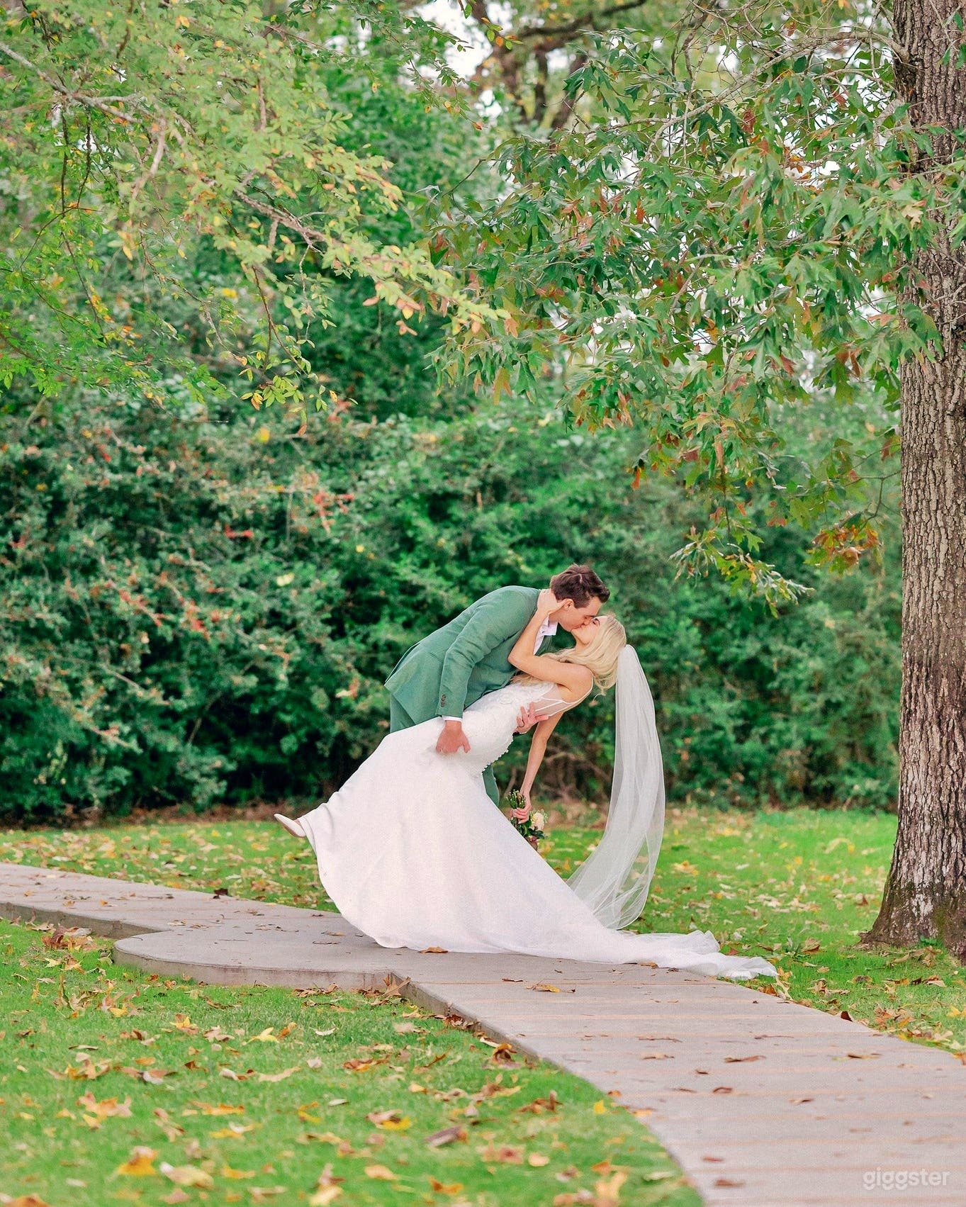 Serene Countryside with Picturesque Views Photo 4