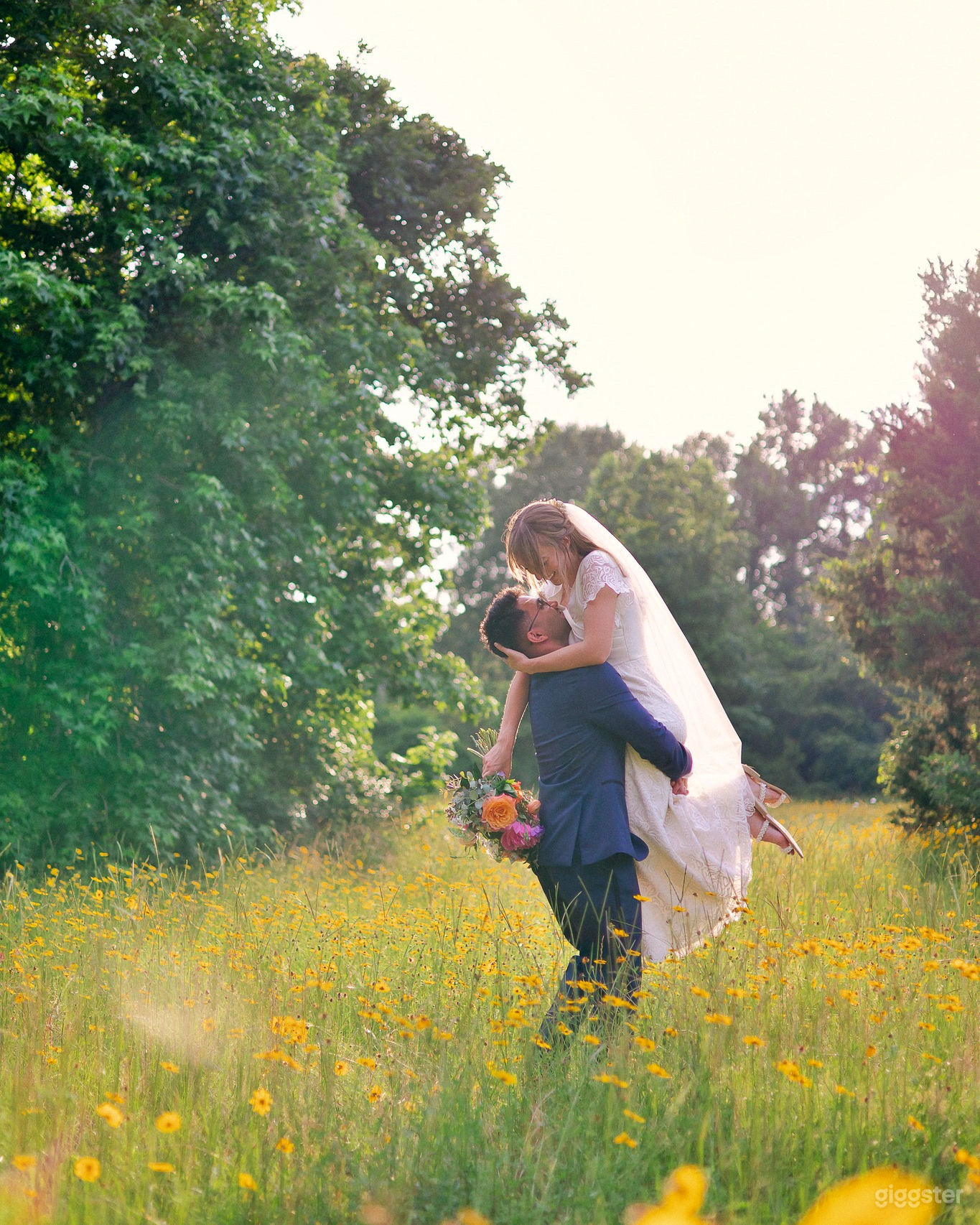 Serene Countryside with Picturesque Views Photo 2