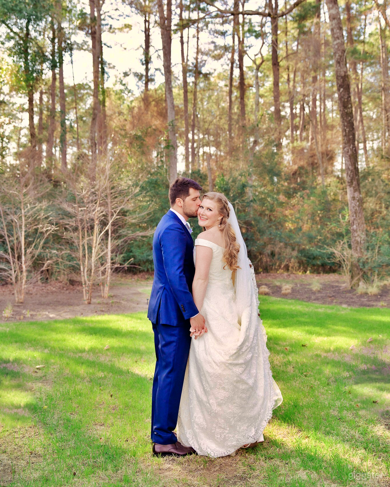 Serene Countryside with Picturesque Views Photo 1