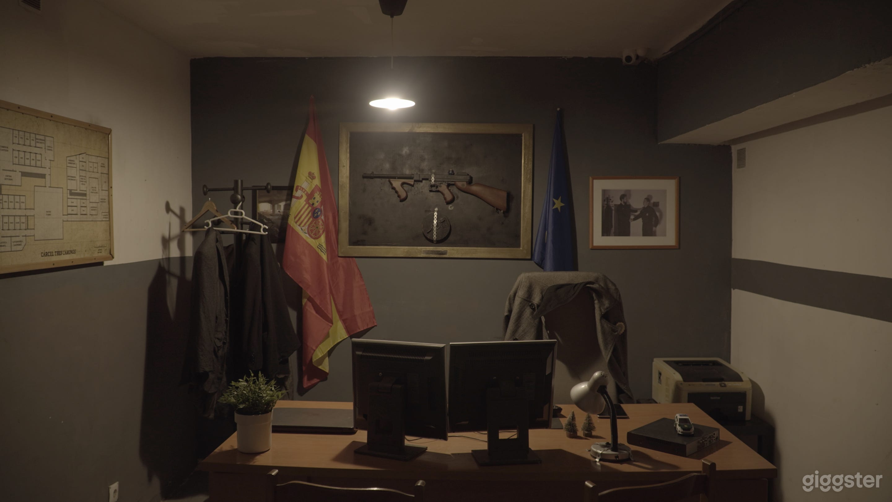 Dark Office Escape Room Photo 3