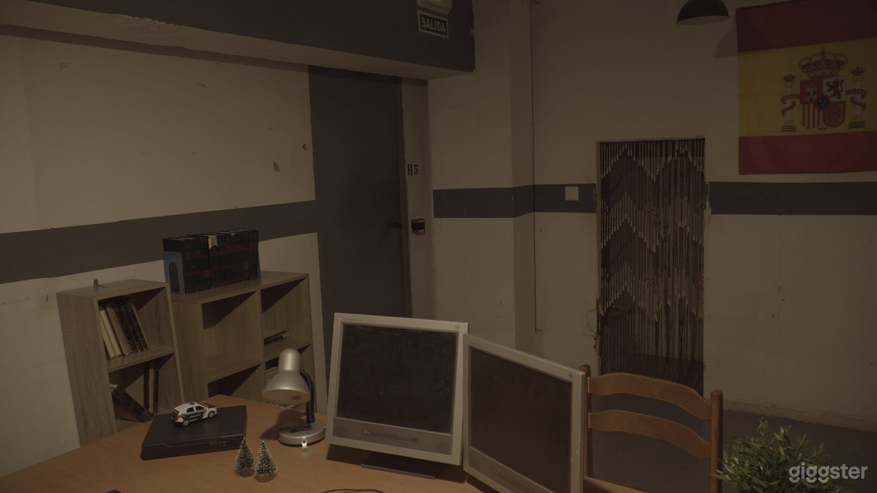 Dark Office Escape Room Photo 4