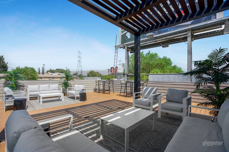  Modern Rooftop Deck & Lounge 