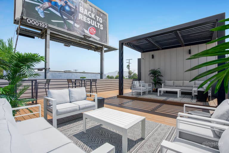 Modern Rooftop Deck & Lounge 