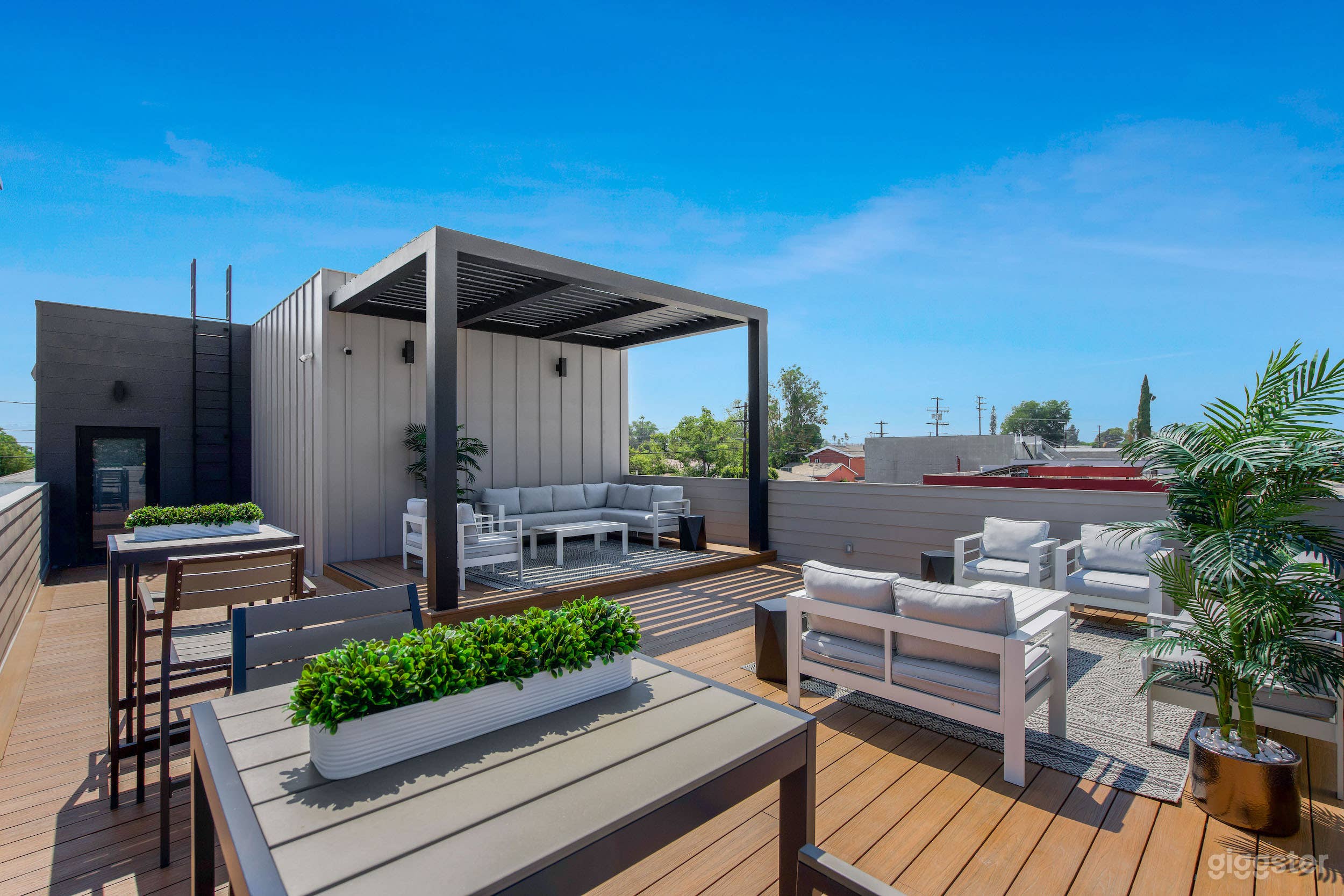 Modern Rooftop Deck &amp; Lounge Photo 1