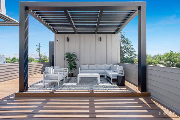  Modern Rooftop Deck & Lounge 