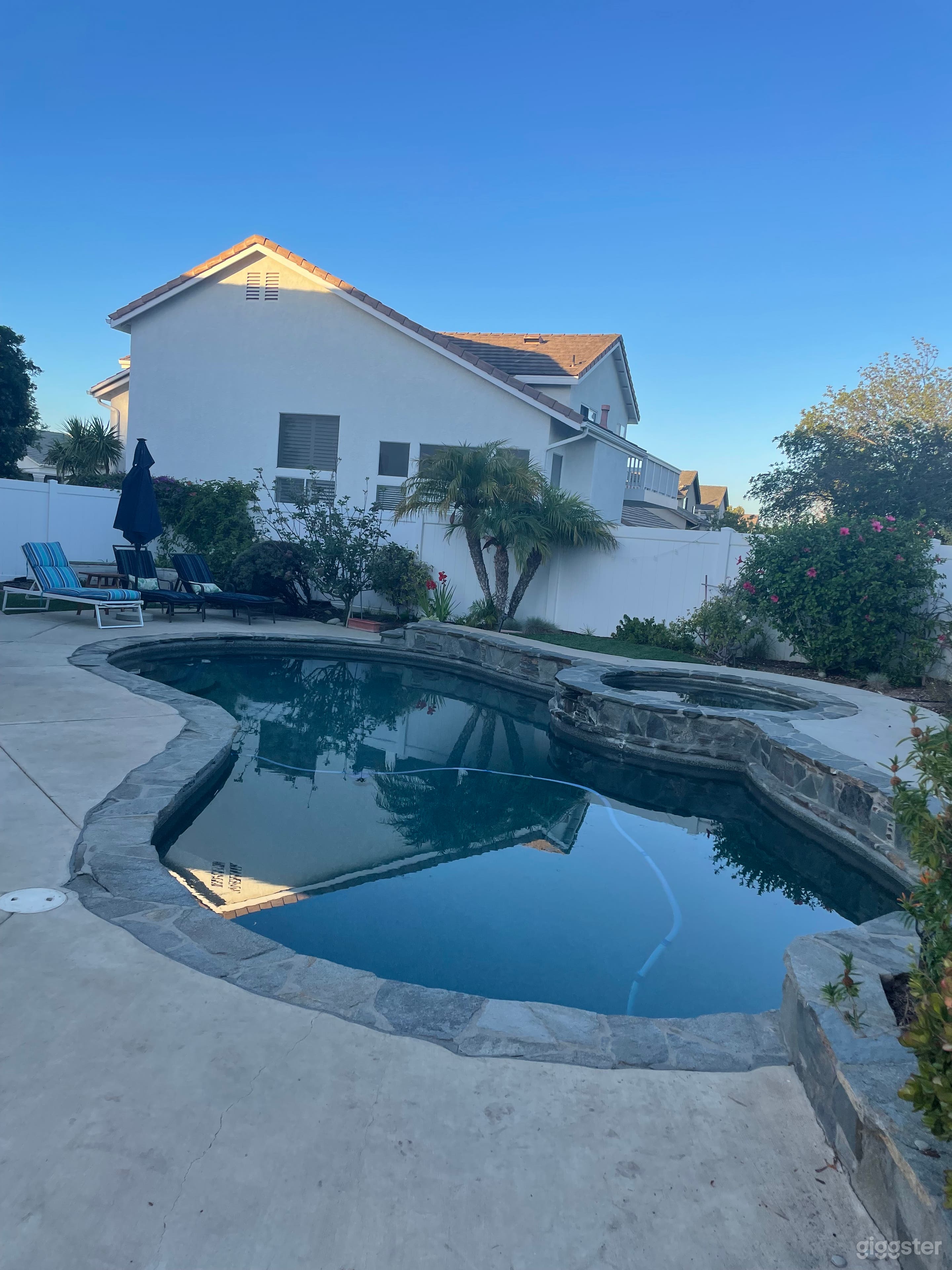 Fascinating Pool in Ventura Photo 2