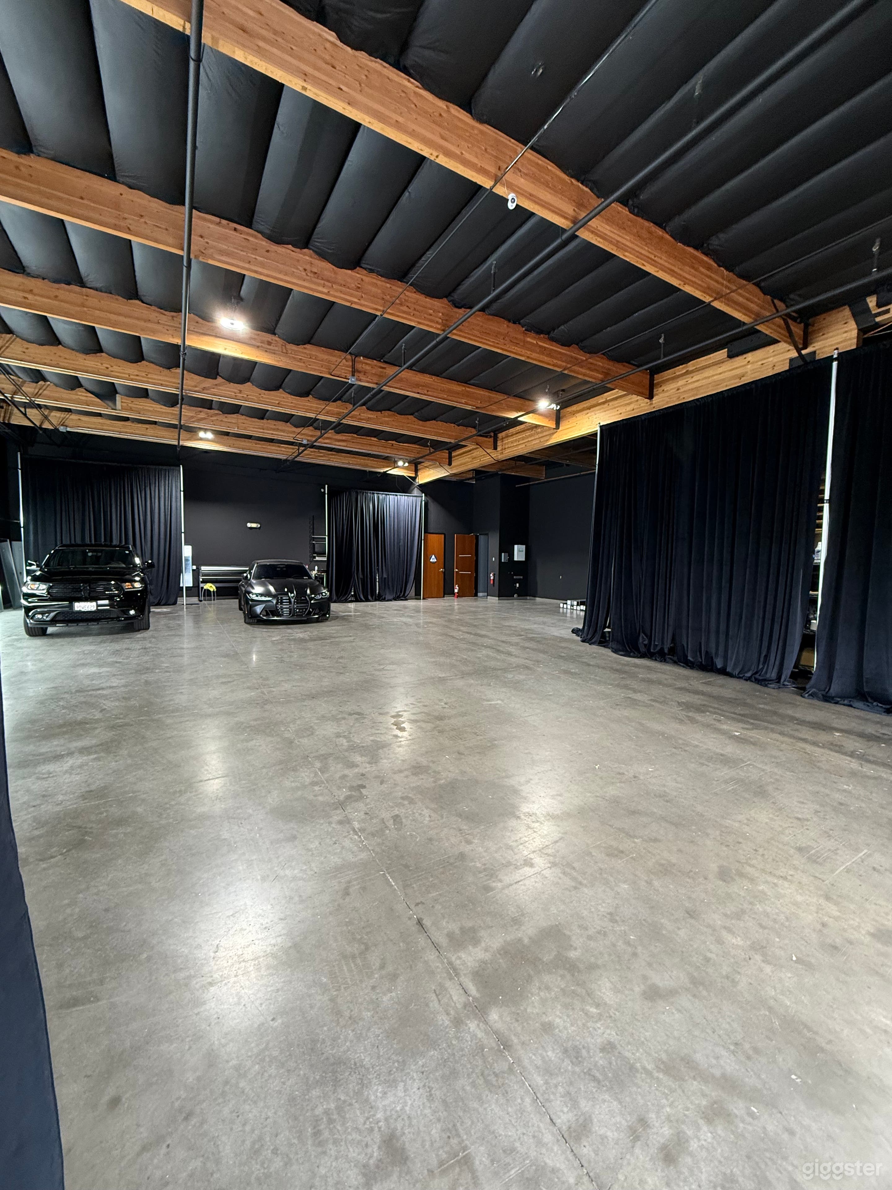 Spacious Industrial Warehouse for Parties, Birthdays &amp; Baby Photo 3