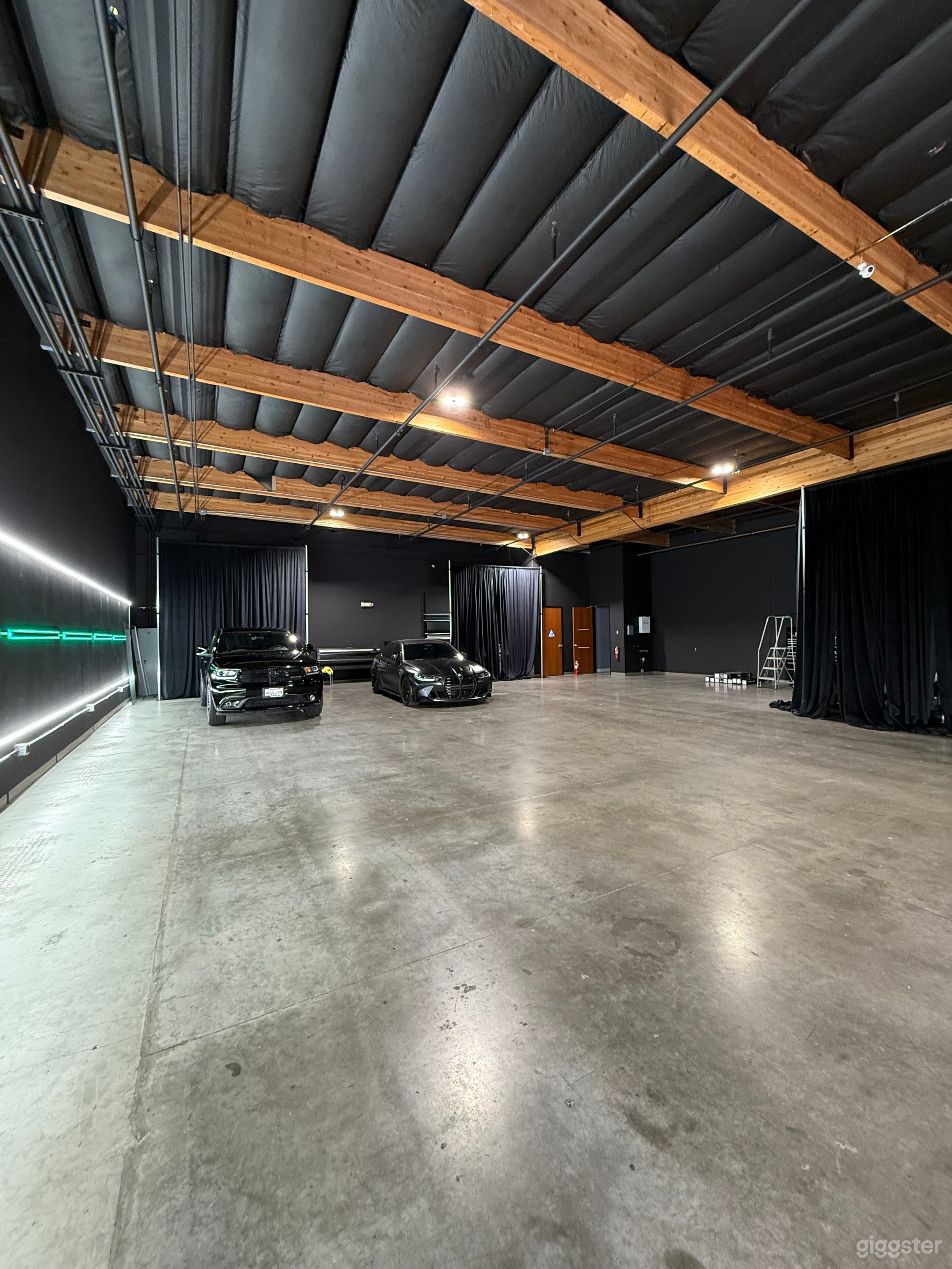 Spacious Industrial Warehouse for Parties, Birthdays &amp; Baby Photo 1