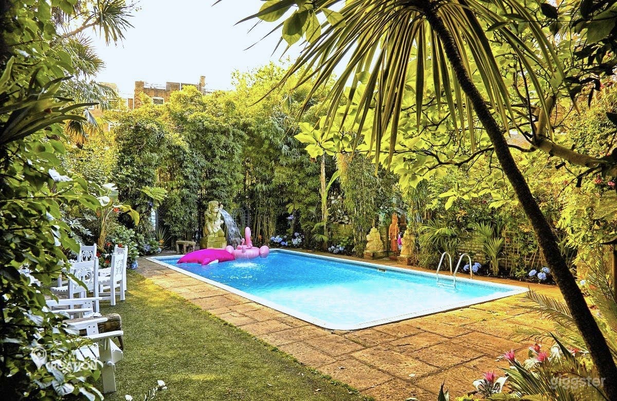 Distinctive Paradise with Tropical Garden Swimming Pool Photo 1