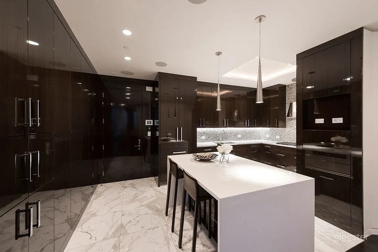  Modern NYC apartment w/ incredible Skyline views 