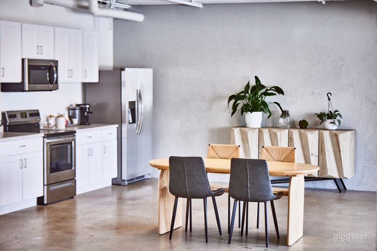  Arts District Top Floor Diverse Space with View 