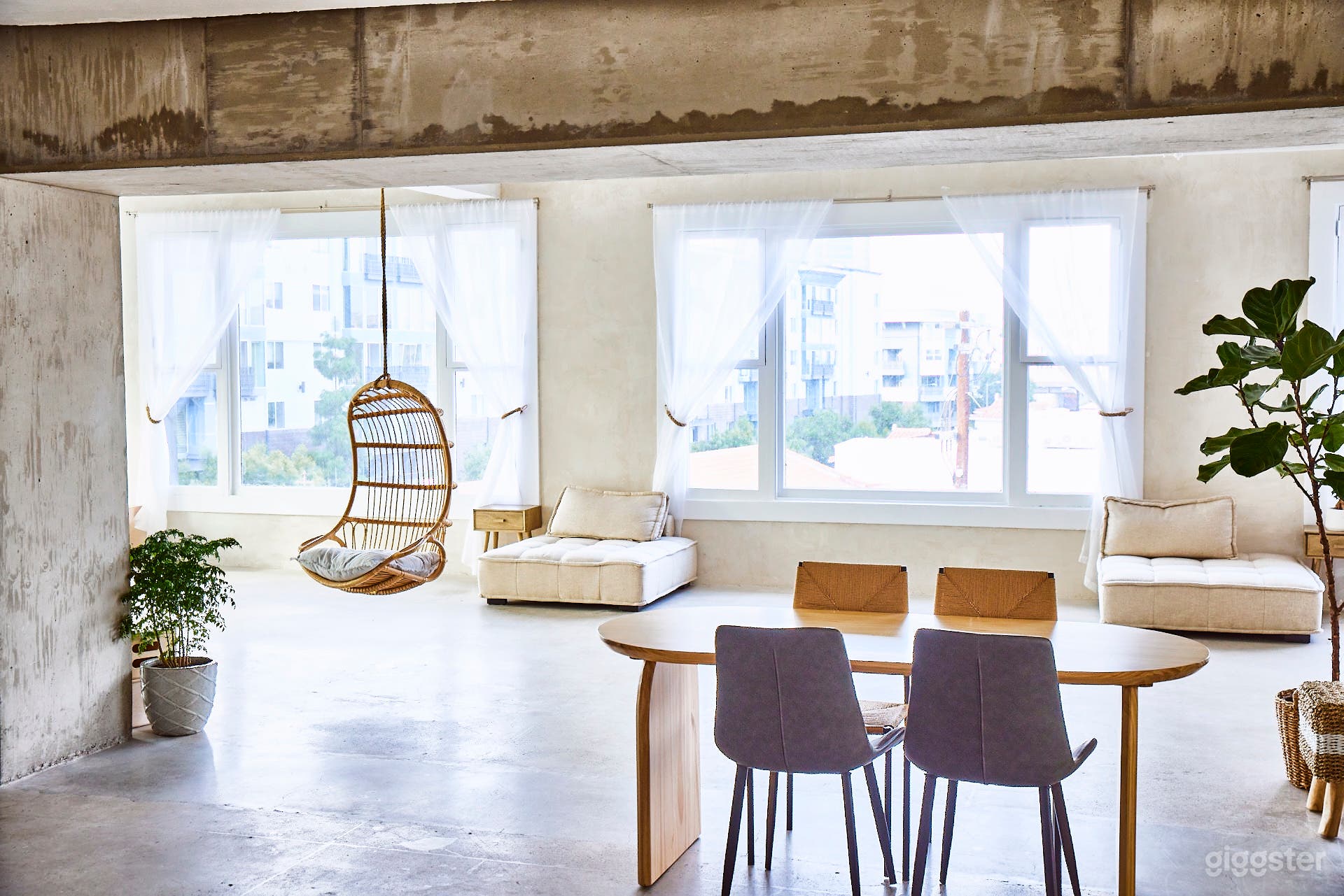 Arts District Top Floor Diverse Space with View Photo 2