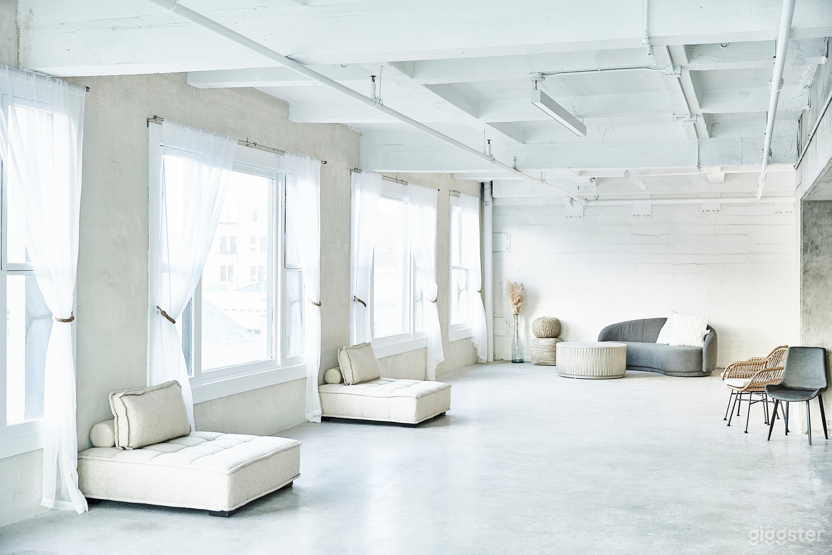 Arts District Top Floor Diverse Space with View Photo 4