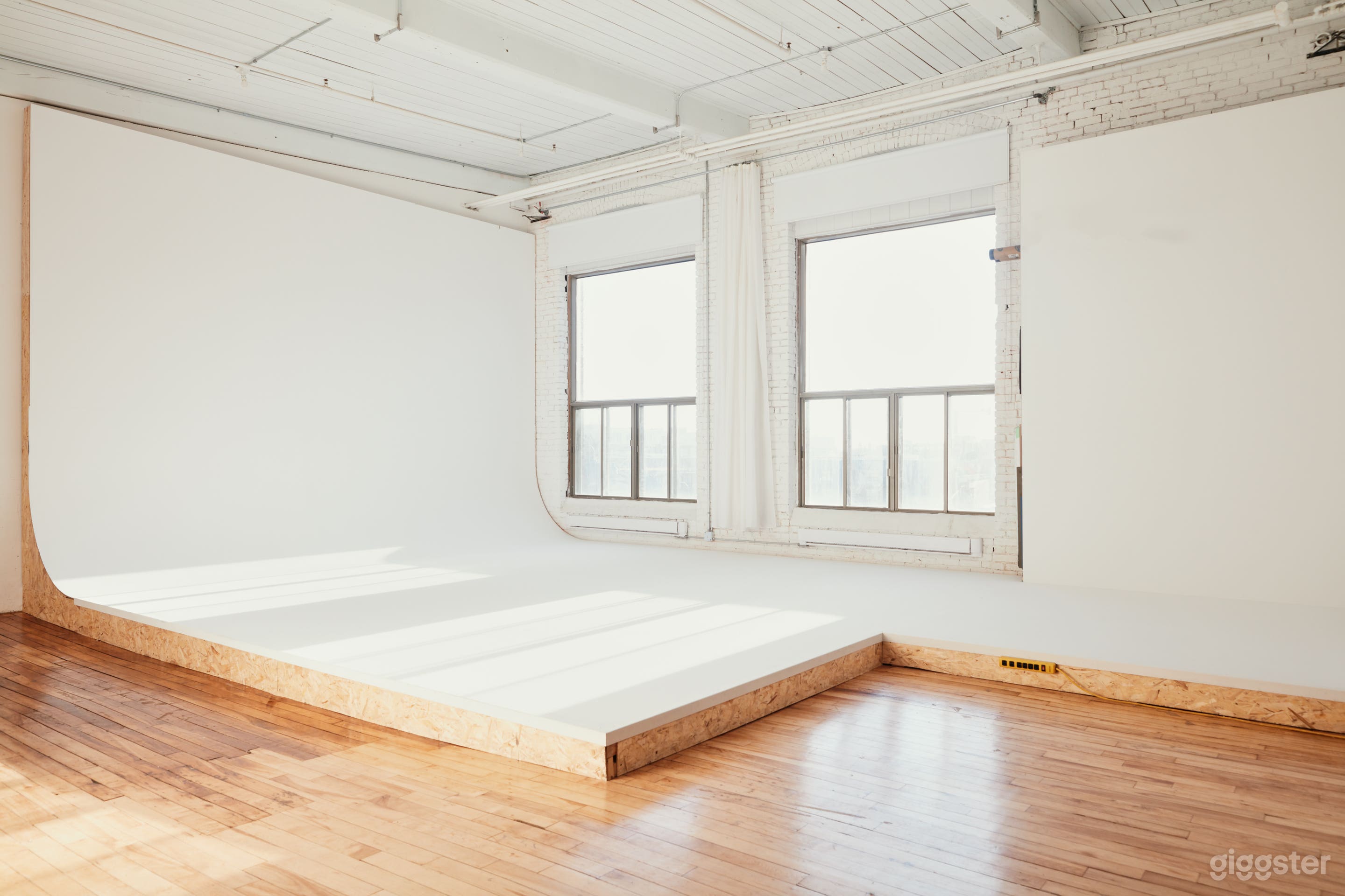 Bright Photo Studio With Cyclo + Natural Light Photo 1